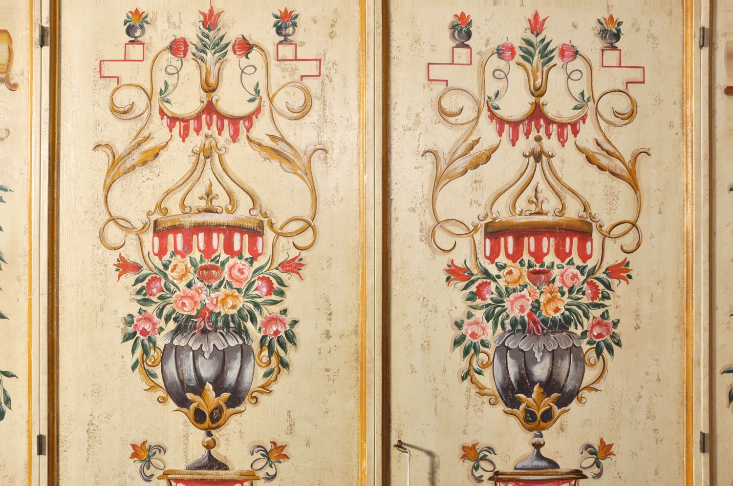 lussuoso armadio in stile veneziano dipinto con fiori e barocchi per ingresso o camera decorato a mano con tempere