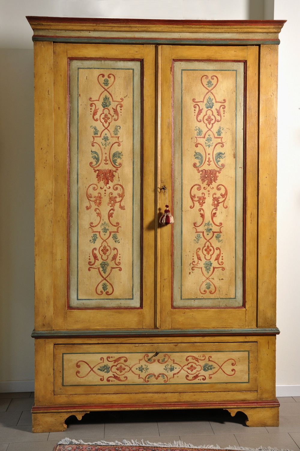 armadio da camera o ingresso decorato a mano a 2 ante 1 cassetto dipinto in stile classico seicento toscano fatto a mano
