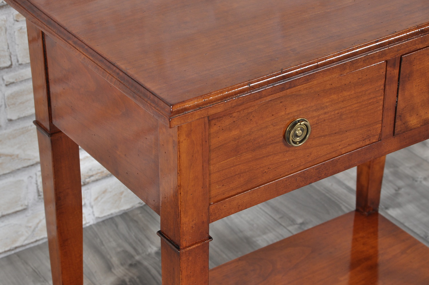 il brand di lusso Vangelista mobili ha realizzato il tavolino mobiletto con cassetti e un piano inferiore prodotto a mano e su misura dalla forma rettangolare del comodino artigianale