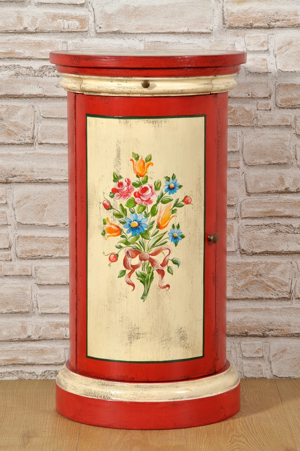 nel laboratorio di alta ebanisteria Vangelista è stata realizzata la colonna a cilindro rotonda decorata a mano in stile classico tirolese dipinti floreali e colori del bianco e rosso