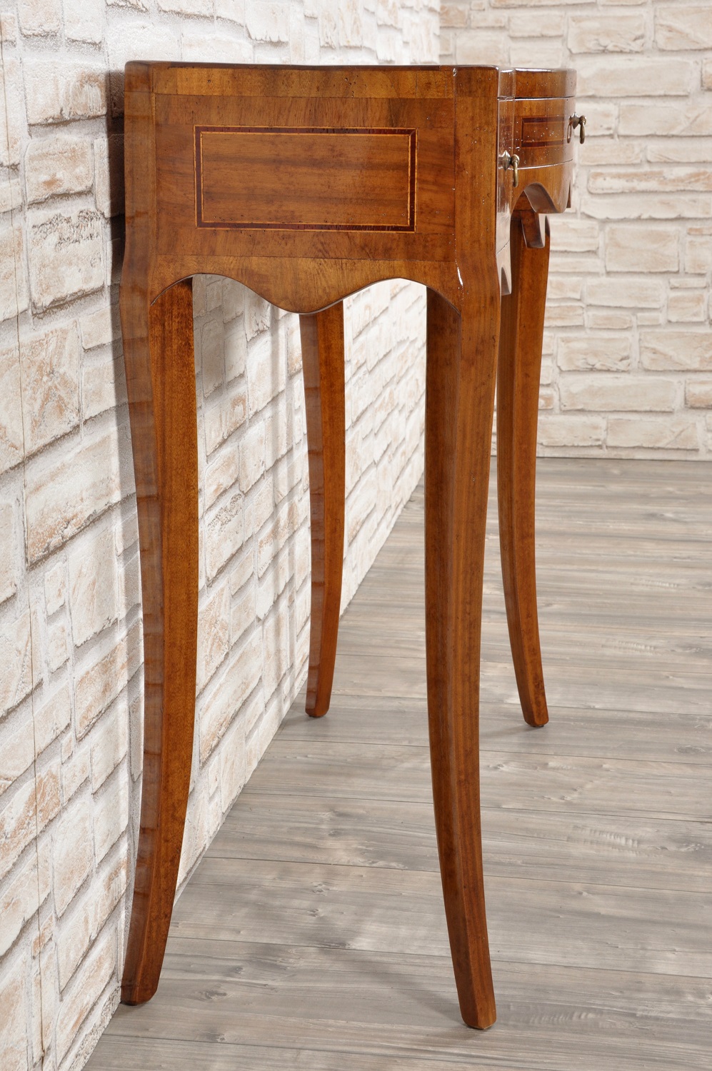 consolle sagomata e lastronata in legni pregiati realizzata nello stile classico vicentino con intarsiature riprodotte a mano
