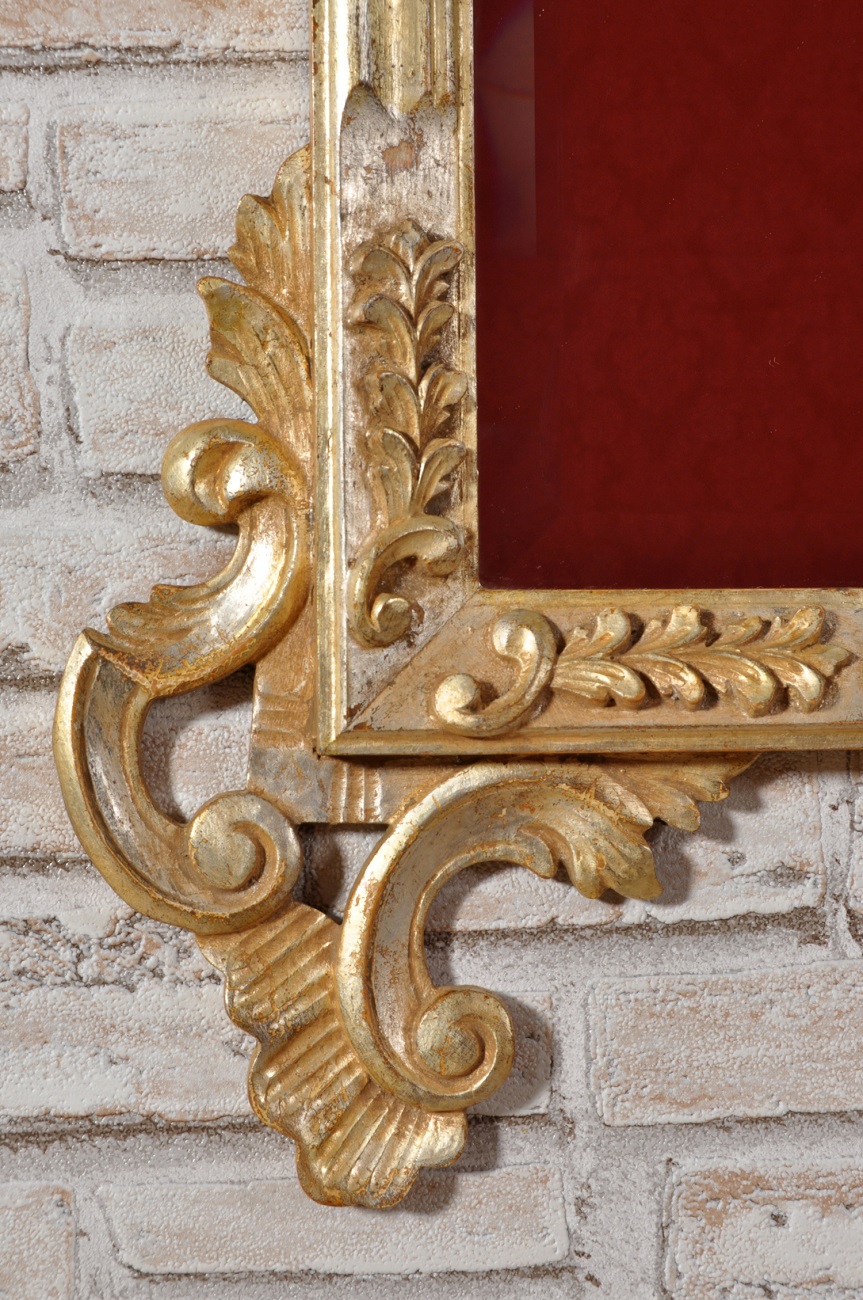 cornice intagliata a mano in stile veneziano del 700 scolpita su legno massello in foglia oro e argento arredo di lusso per importanti consolle di lussuose case e ingressi esclusivi