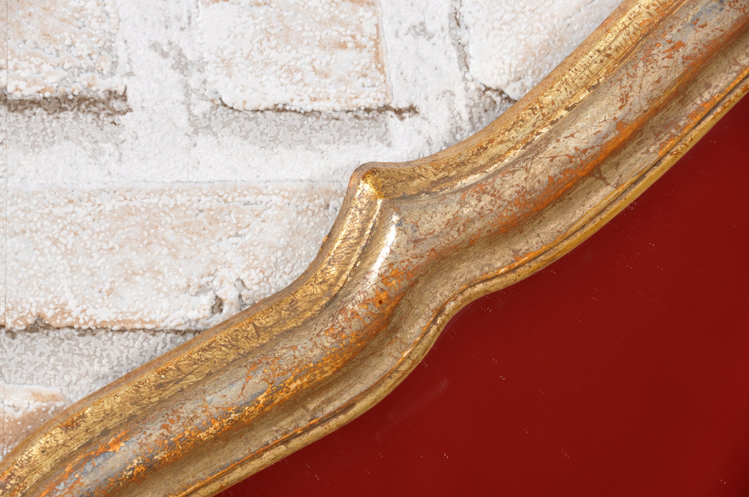 importante specchiera sagomata e scolpita in stile classico Luigi XV lombardo Veneto costruita come il modello originale dalla esclusiva doratura in foglia oro e argento consumato cornice made in Italy