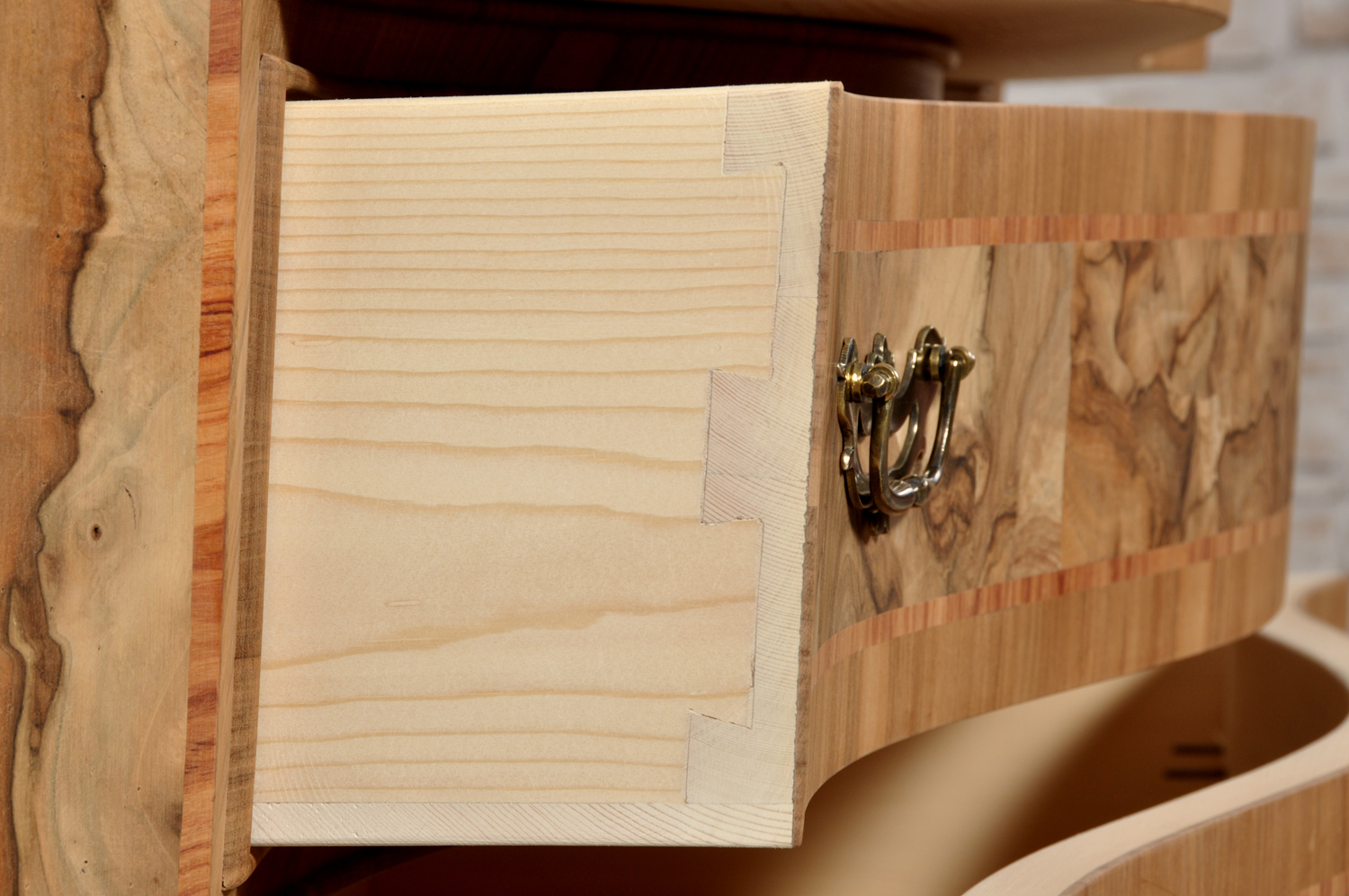 incastro a coda di rondine interno dei cassetti in abete massello fatto a mano del comò di lusso esclusiva lavorazione artigianale realizzata su misura