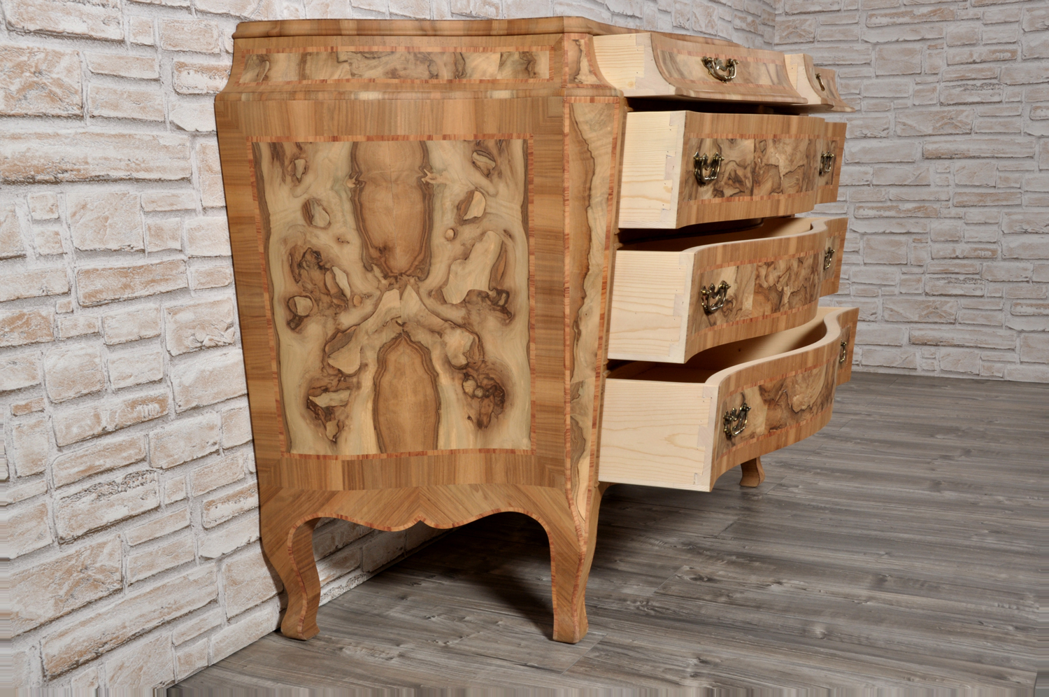 comò sagomato a urna calice in stile veneziano del 1700 con gli interni in legno di abete massello mobile personalizzabile su misura essendo fatto a mano