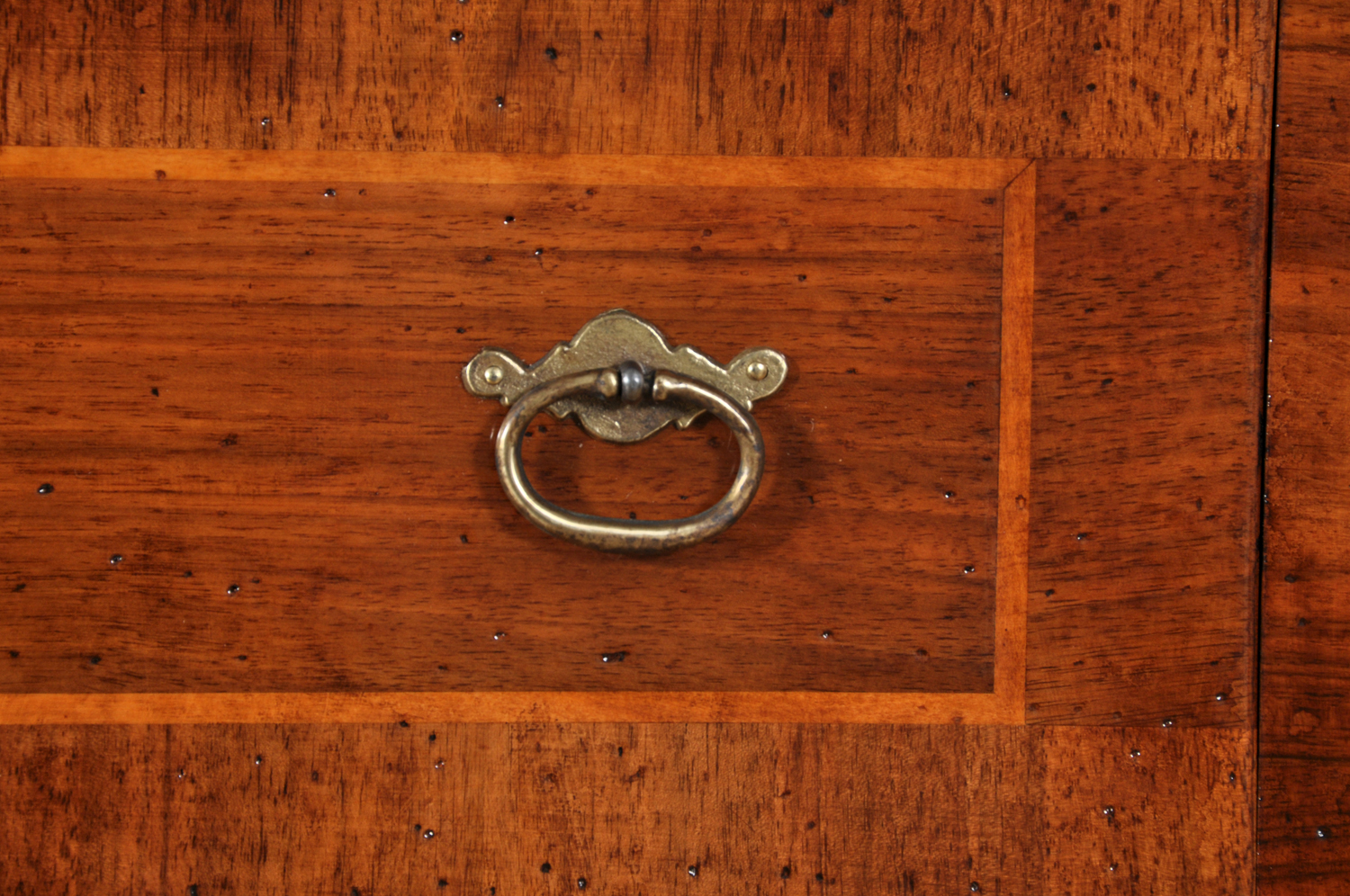 maniglia ovale ad anello in ottone cesellato a mano del comò di lusso mosso e bombato prodotto a mano nello stile classico asolano veneziano del settecento