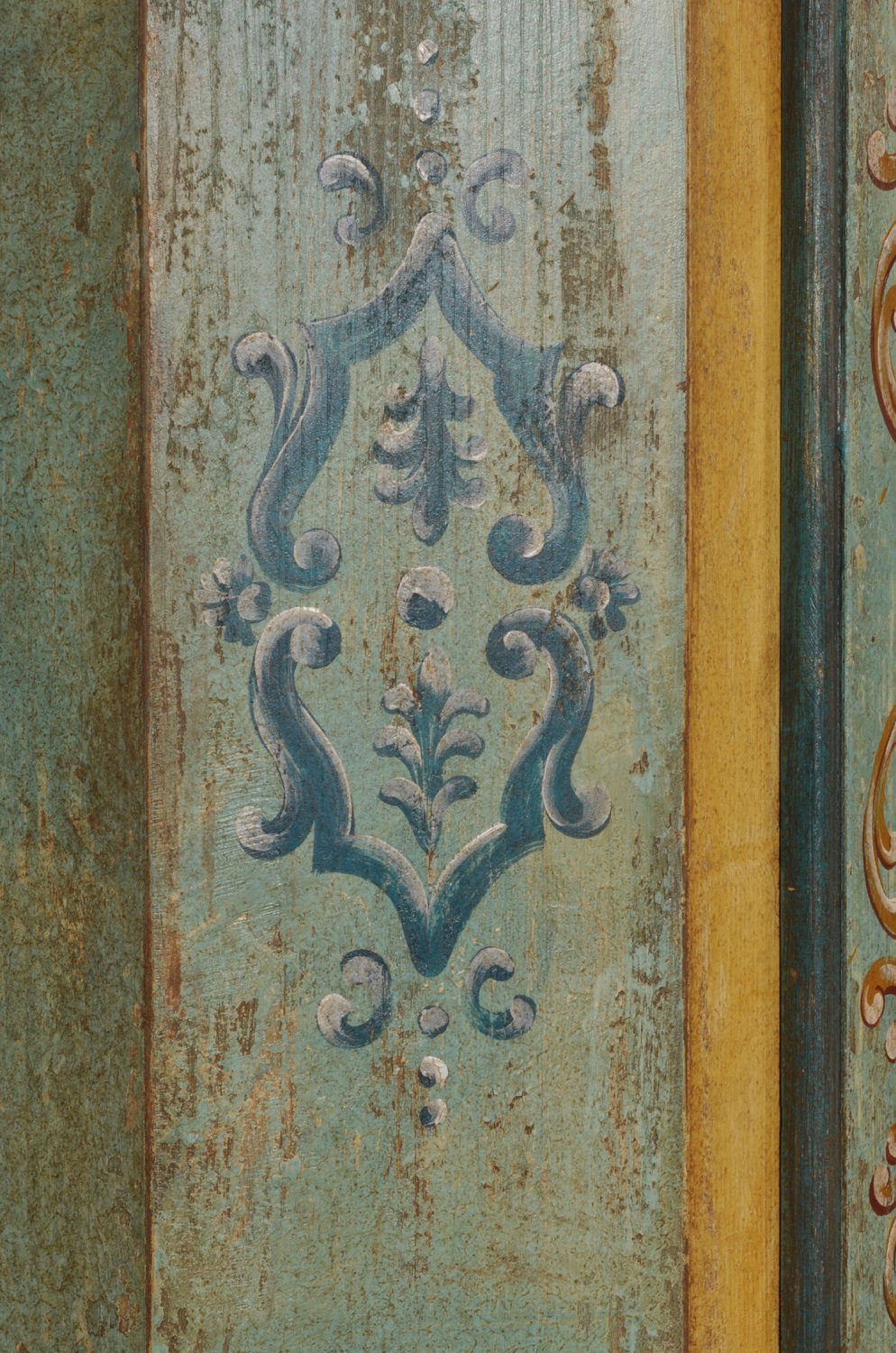 armadio con decorazioni importanti di barocchi e geometrie eleganti e raffinate rispecchiano la tipicità dei lussuosi arredi di montagna tirolesi in stile barocco con i pilastri dell’armadio scantonati ai lati