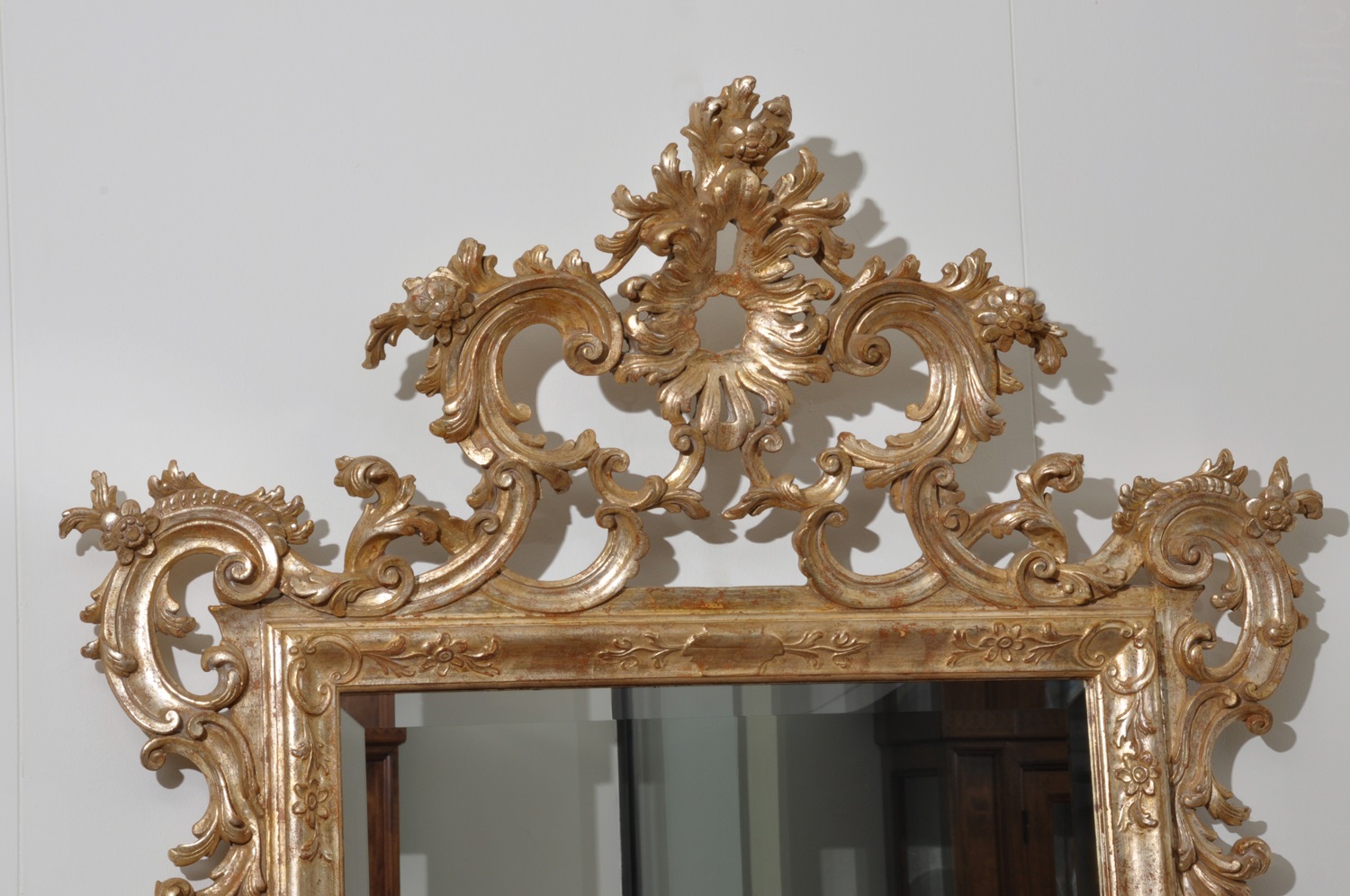 specchiera made in Italy prodotta intagliata e sagomata a mano in stile veneziano Luigi XV arredo di lusso per importanti e prestigiosi ingressi costruita artigianalmente
