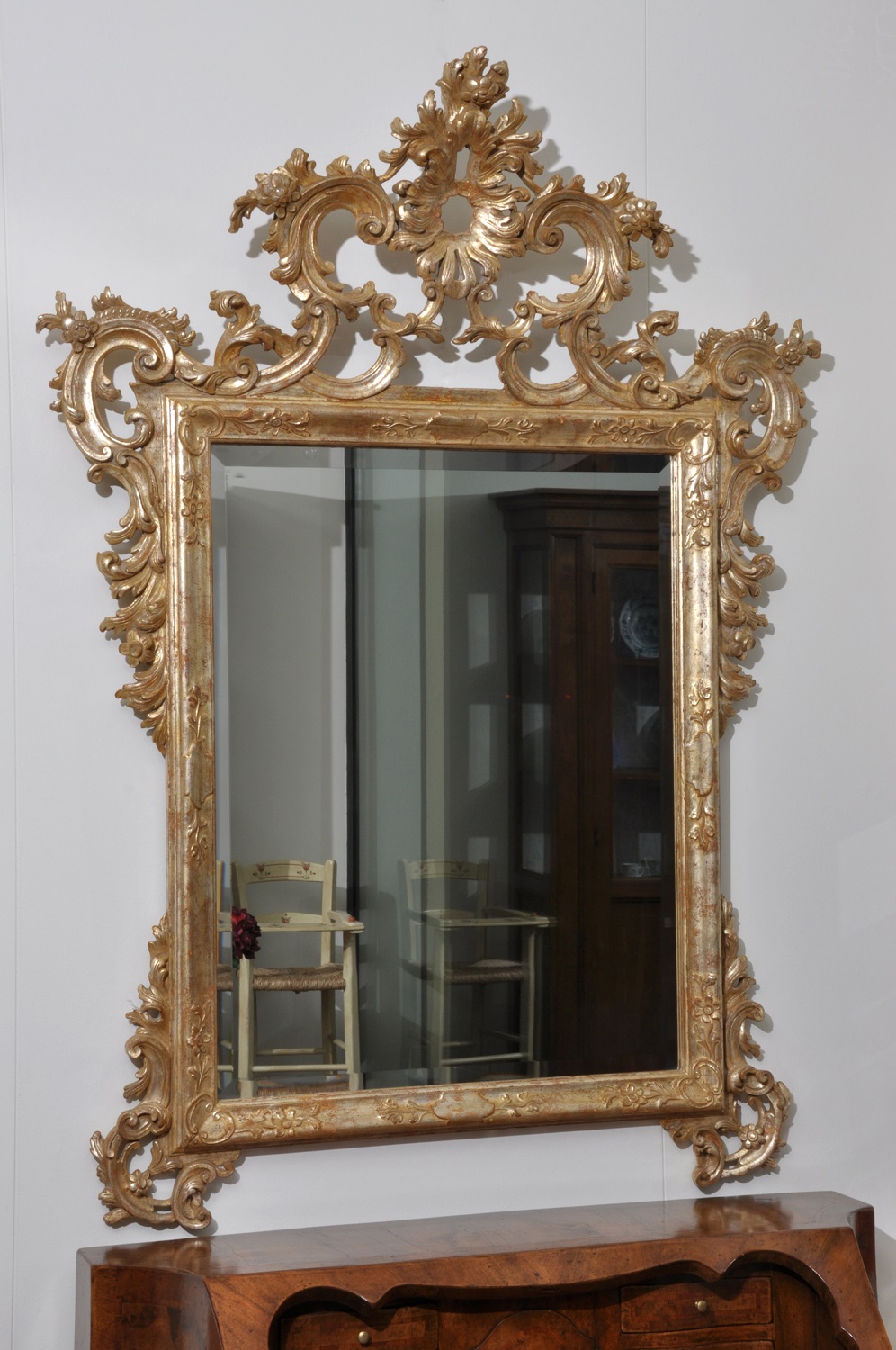 specchiera veneziana intagliata e scolpita a mano prodotta nello stile classico Luigi XV arredo di lusso made in Italy laccato in foglia oro e dorato scolpita su legno di tiglio massello