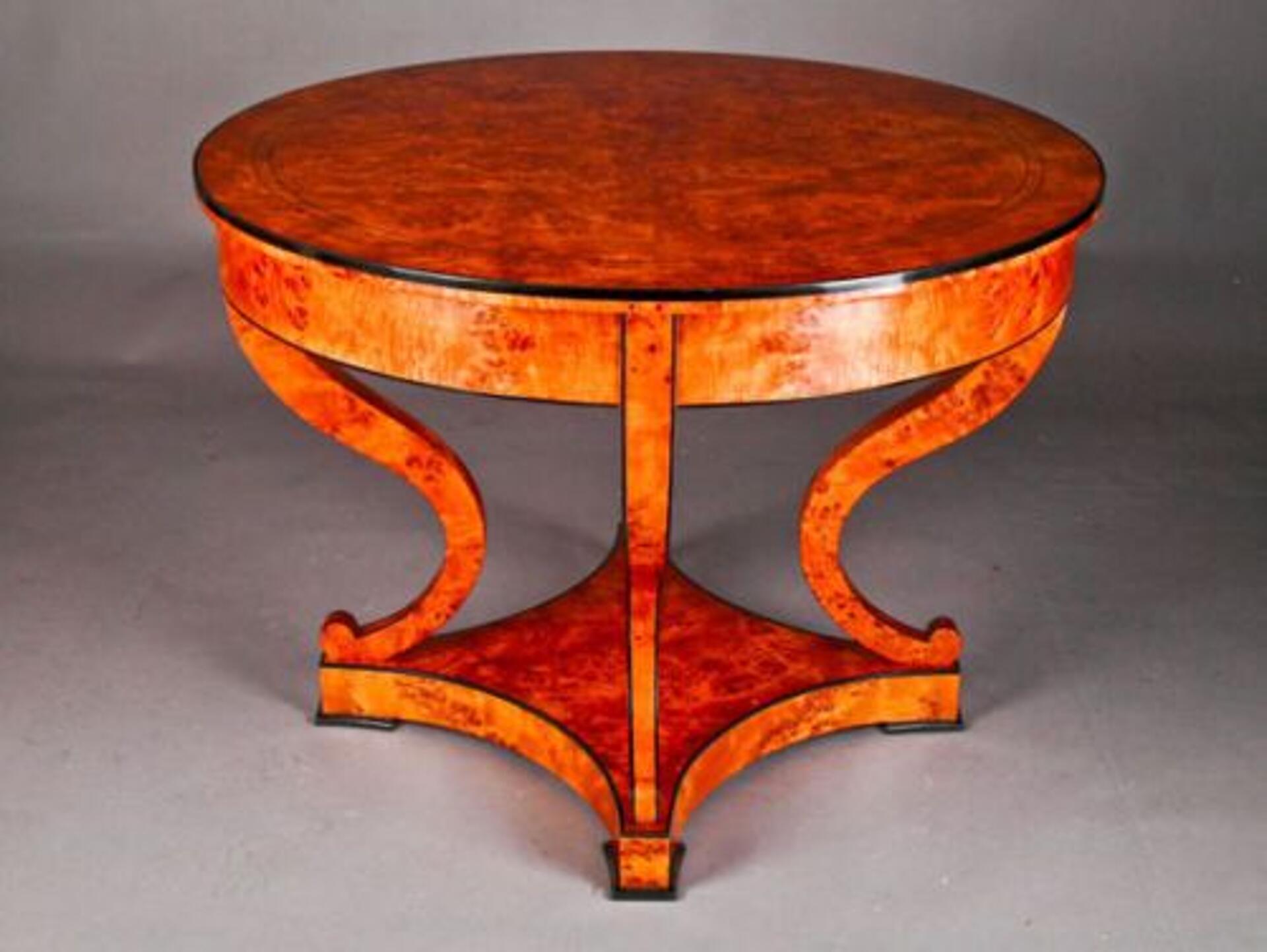 lussuoso tavolo rotondo di grandi dimensioni intarsiato con una pregiata radica di betulla manufatto di realizzazione made in Italy 4 gambe sagomate
