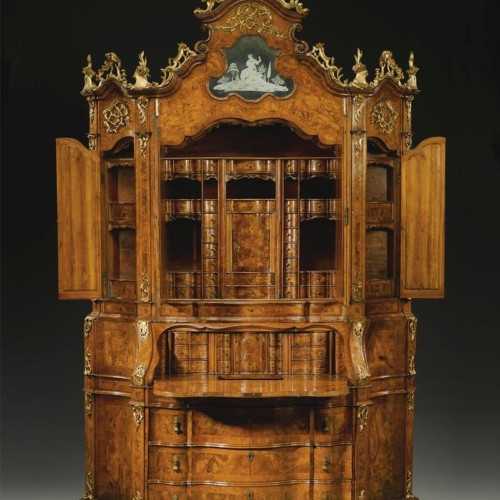 pregiato trumeau realizzato in stile luigi XV con gli interni lavorati a mano vani porta monili e piccoli cassetti sagomati e intarsiati ripresi dal secretaire originale della prima metà del 1700