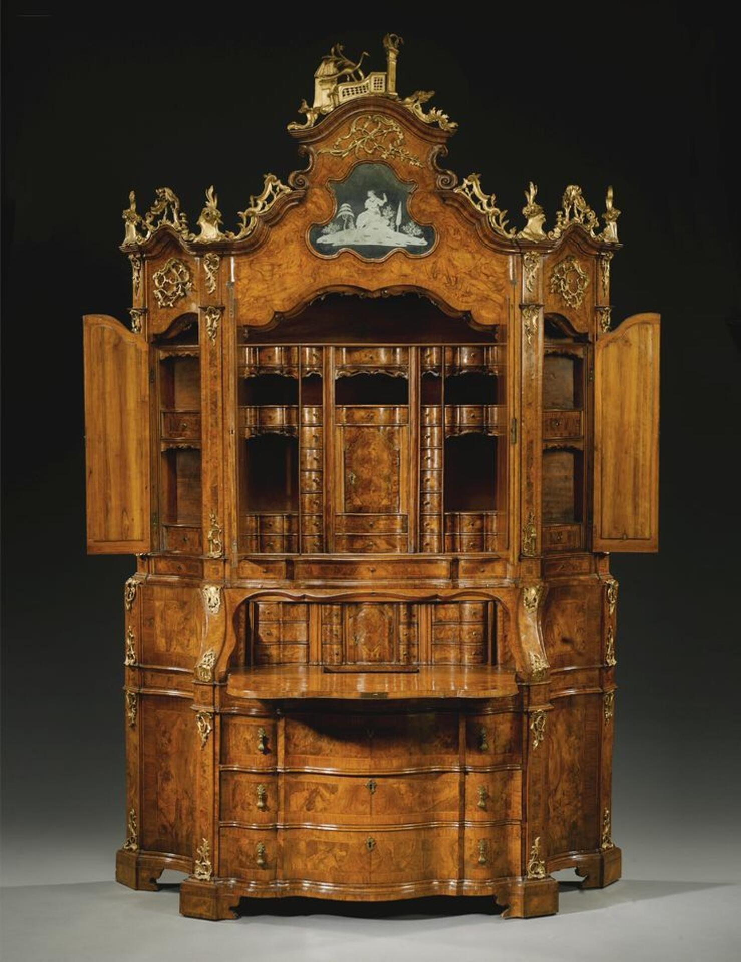 pregiato trumeau realizzato in stile luigi XV con gli interni lavorati a mano vani porta monili e piccoli cassetti sagomati e intarsiati ripresi dal secretaire originale della prima metà del 1700