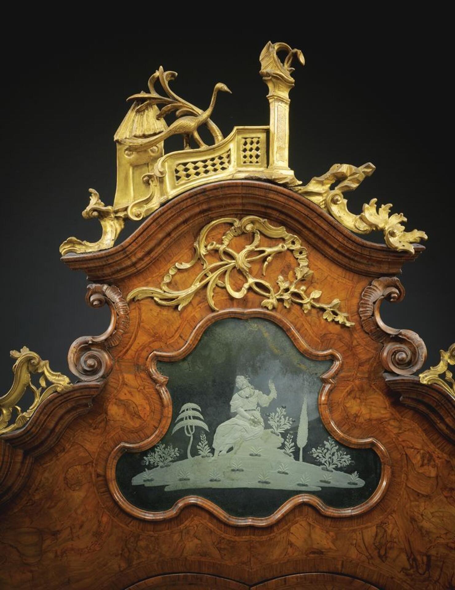 intaglio della cimasa scolpito a mano in foglia oro con specchio inciso su lastra di argento lavorazioni artigianali del trumeau di lusso settecento rococò veneziano