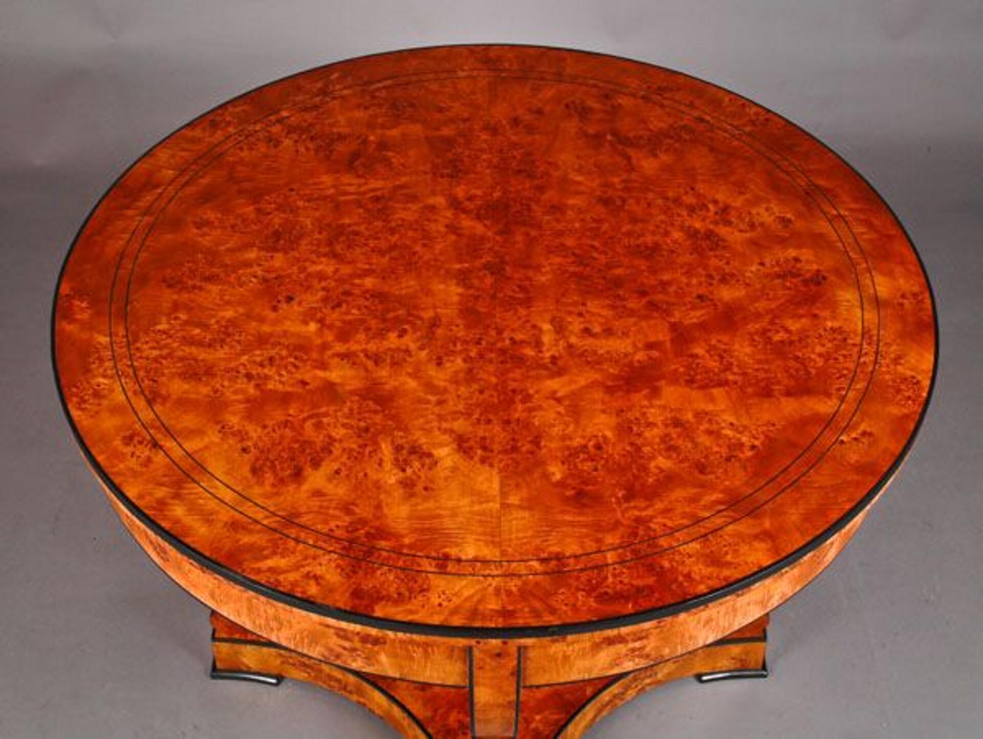 tavolo rotondo in stile Biedermeier intarsiato in essenza di radica di betulla e legno esotico di ebano prodotto su misura fatto a mano nel laboratorio di alta ebanisteria