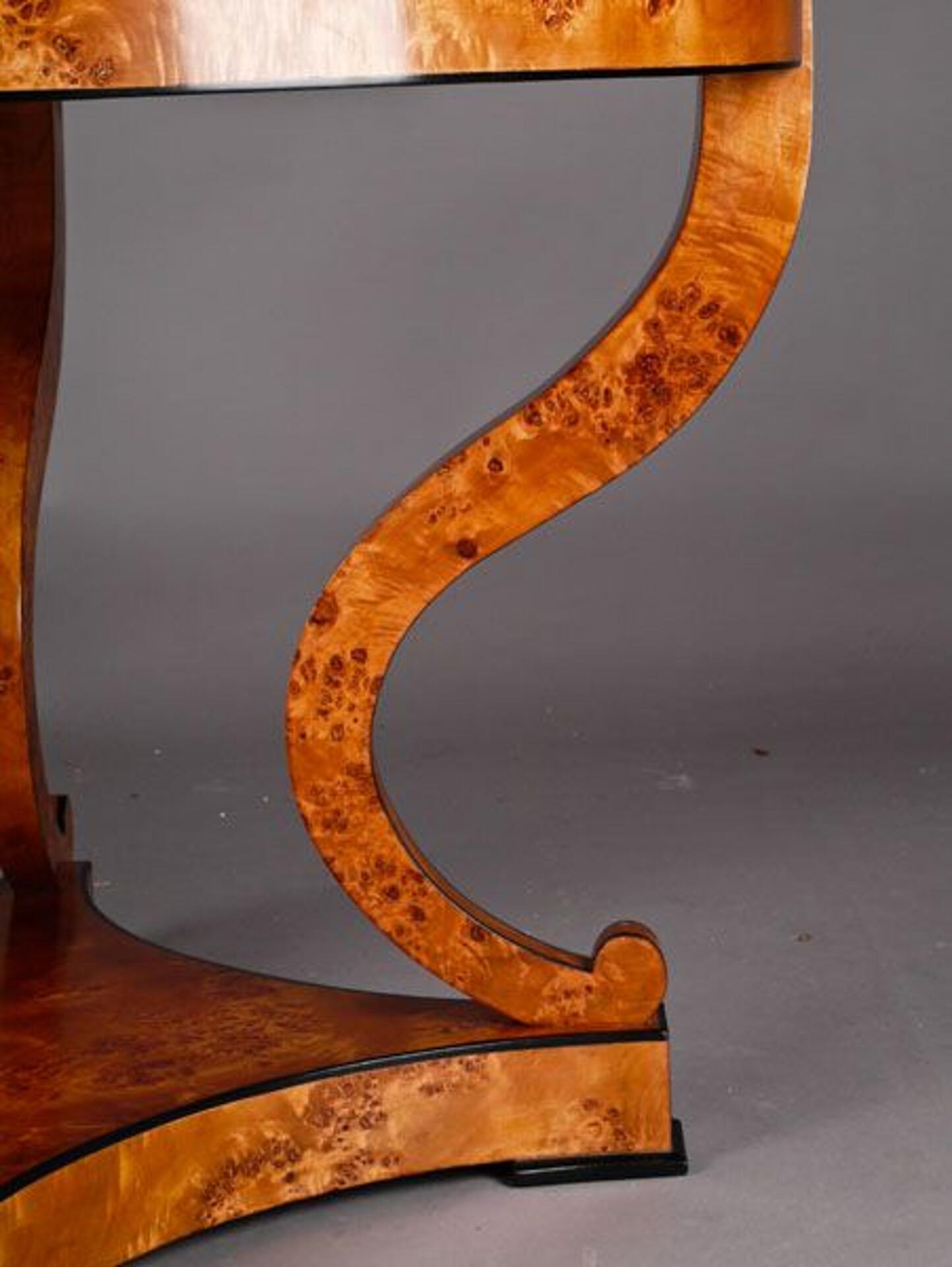 tavolo rotondo prodotto in stile Biedermeier intarsiato in pregiata radica di betulla e riprodotto dal mobile originale risalente alla metà del 800 base a razze