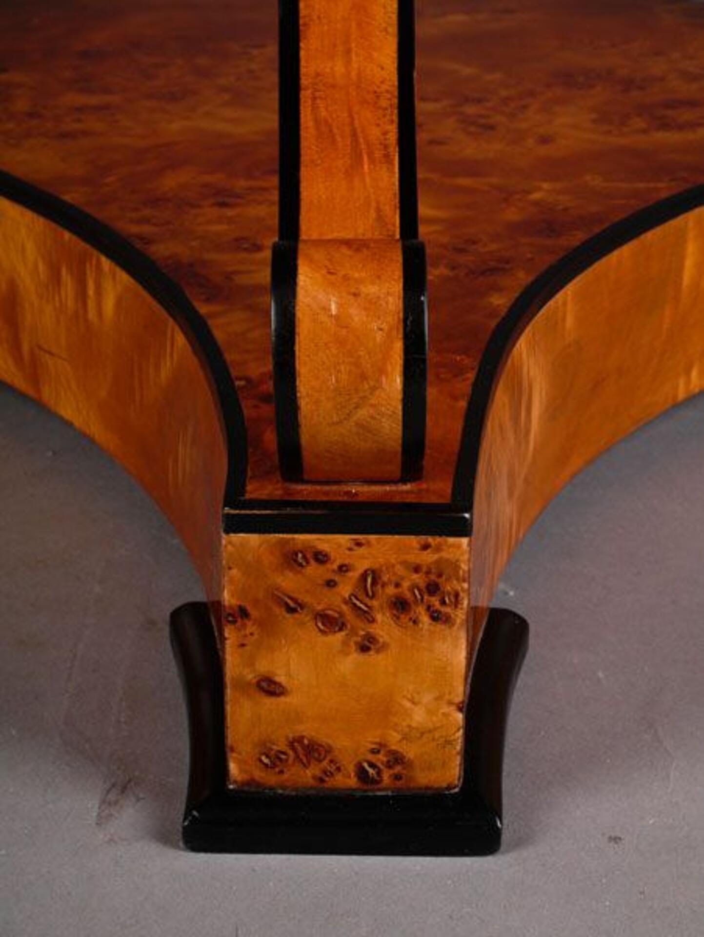 riproduzione tavolo Biedermeier arricchito da filetti intarsiati in legno esotico di ebano base a razze mobile fatto e mano prodotto su misura