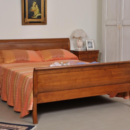 letto sagomato a barca costruito in legno di noce massello realizzabile su misura