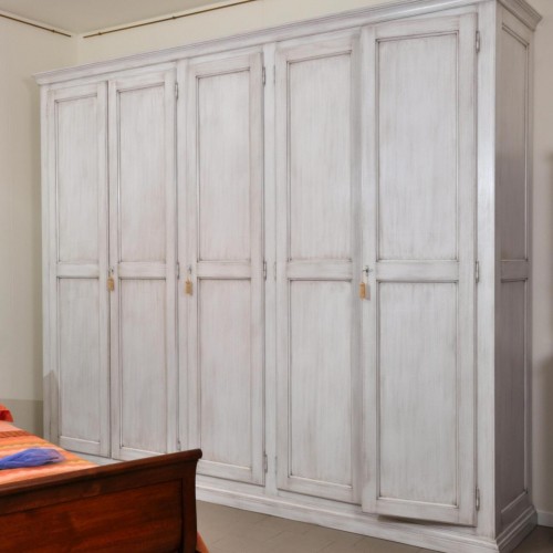armadio da camera laccato bianco anticato di grandi dimensioni costruito in stile classico asolano veneto dentro il laboratorio vangelista mobili arredi made in Italy