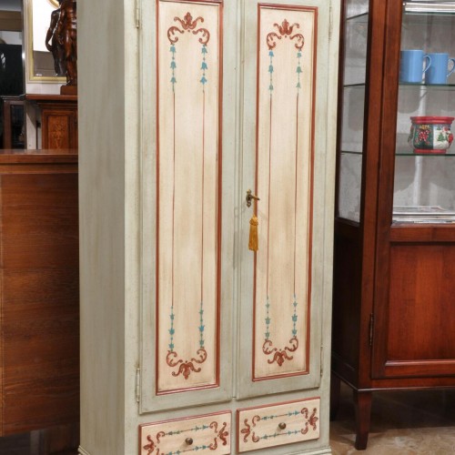 armadio dispensa di piccole dimensioni con cassetto sagomato e ante riproducibile su misura e decorato artigianalmente con fiori e barocchi