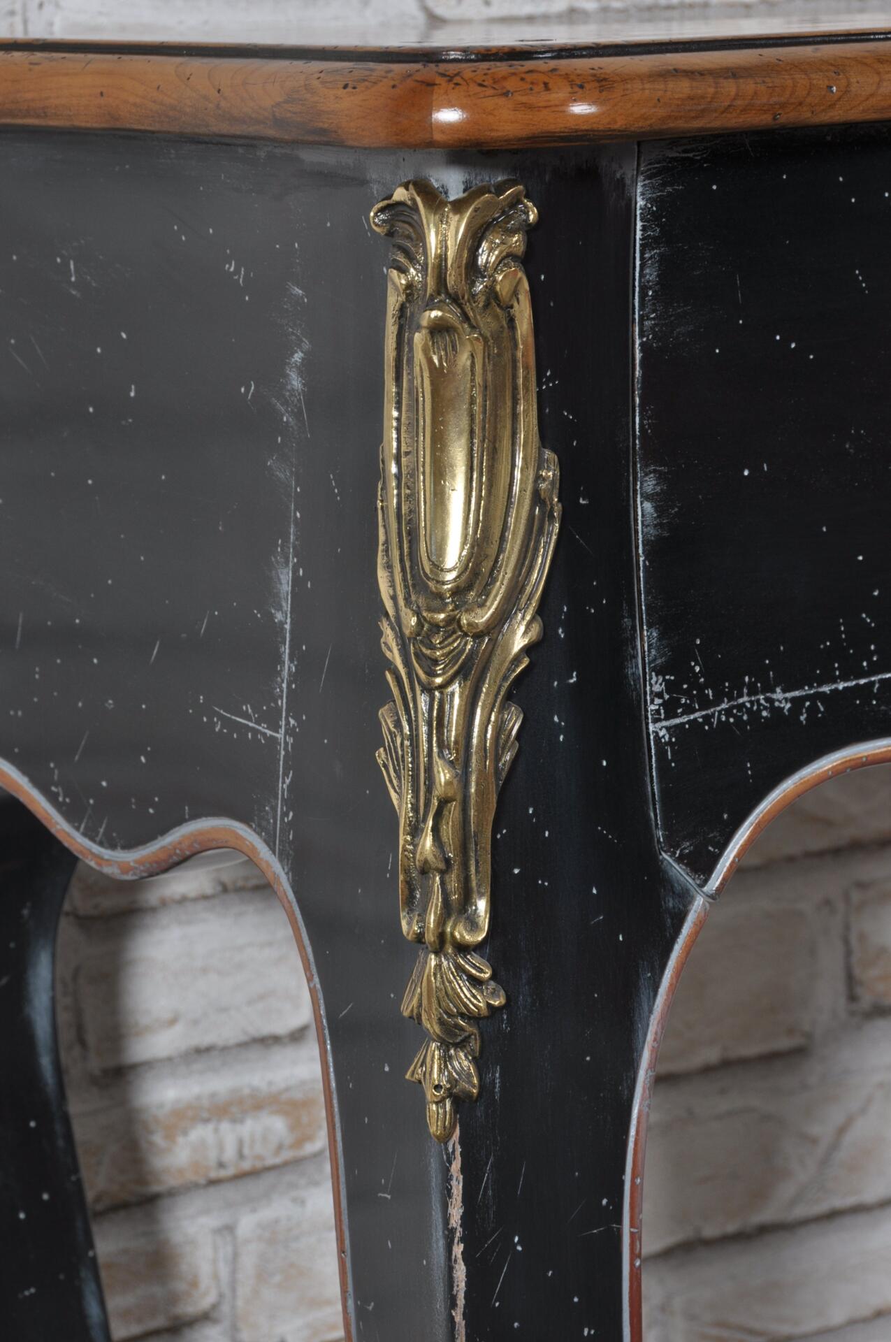 cordoncino che contorna il profilo scolpito e intagliato della consolle in stile francese prodotta con un essenza pregiata di ciliegio massello