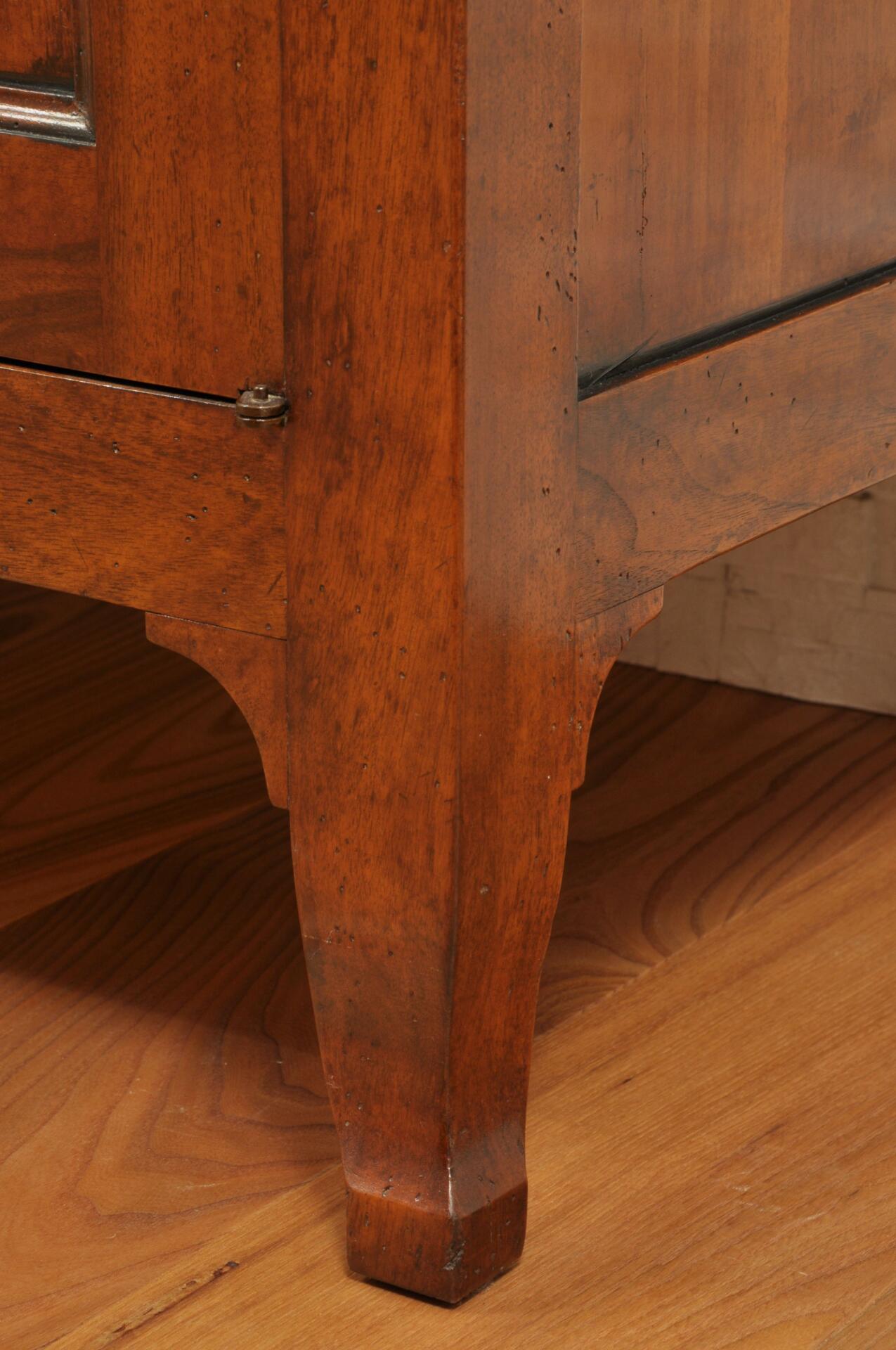 produzione cassapanca porta tv su misura due ante con le gambe a sciabola in legno pregiato di noce massello realizzato in stile asolano veneto