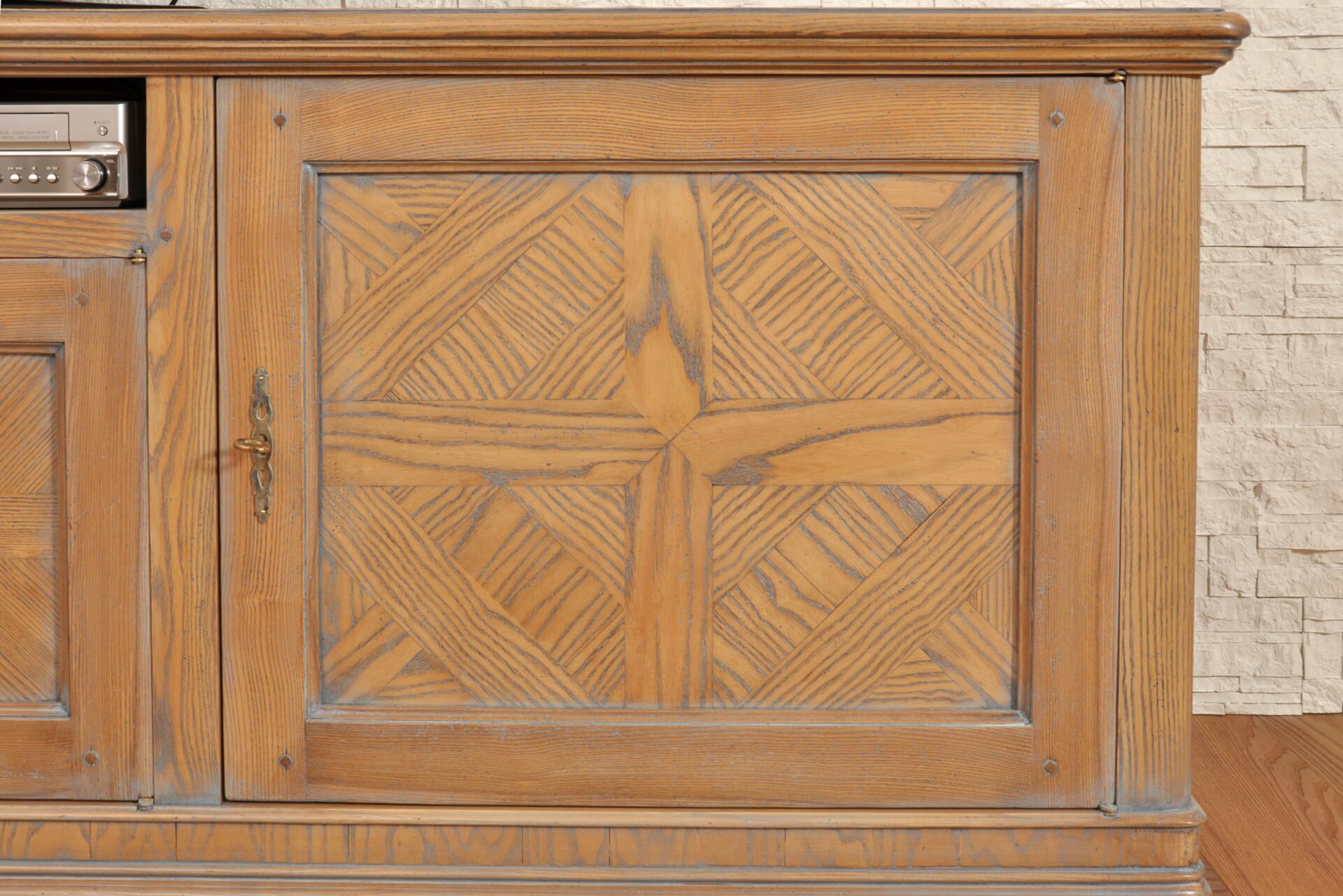 disegno intarsio anta a motivo geometrico lastronato in legno pregiato di frassino