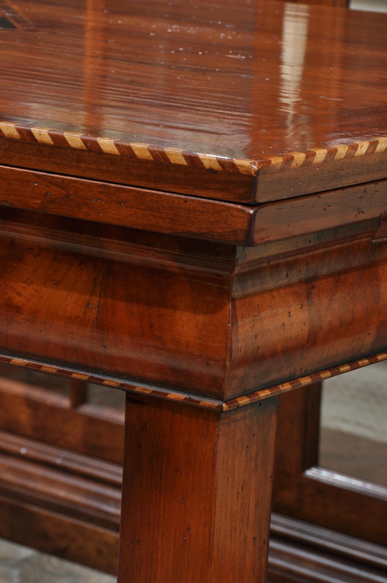 il brand di lusso Vangelista mobili 1960 ha costruito la fascia del tavolo in essenza pregiata di noce massello con la venatura verticale di testa