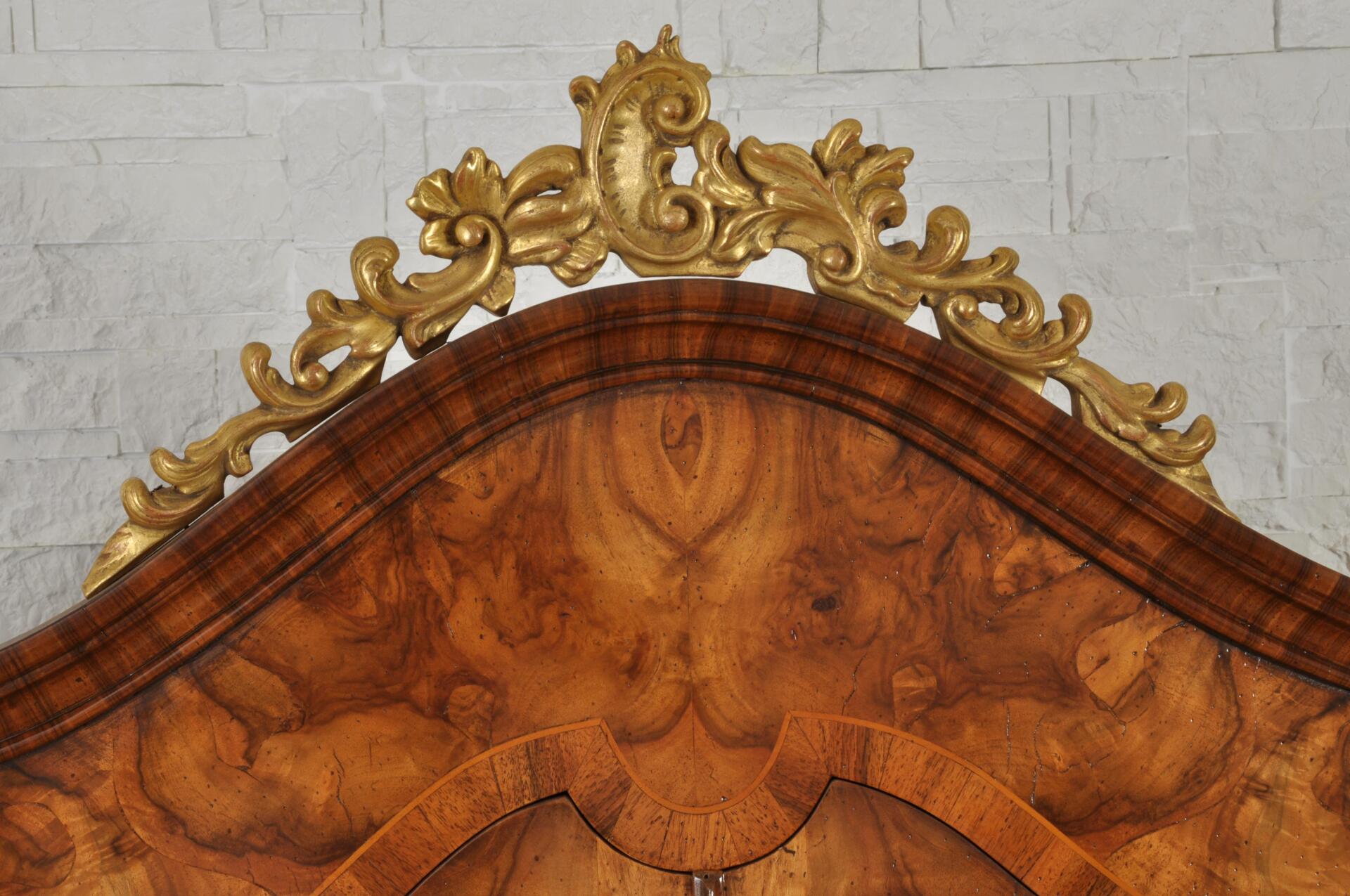 cornice della cimasa in essenza pregiata di noce con la ventura di testa, intaglio barocco scolpito a mano e dorato in foglia oro
