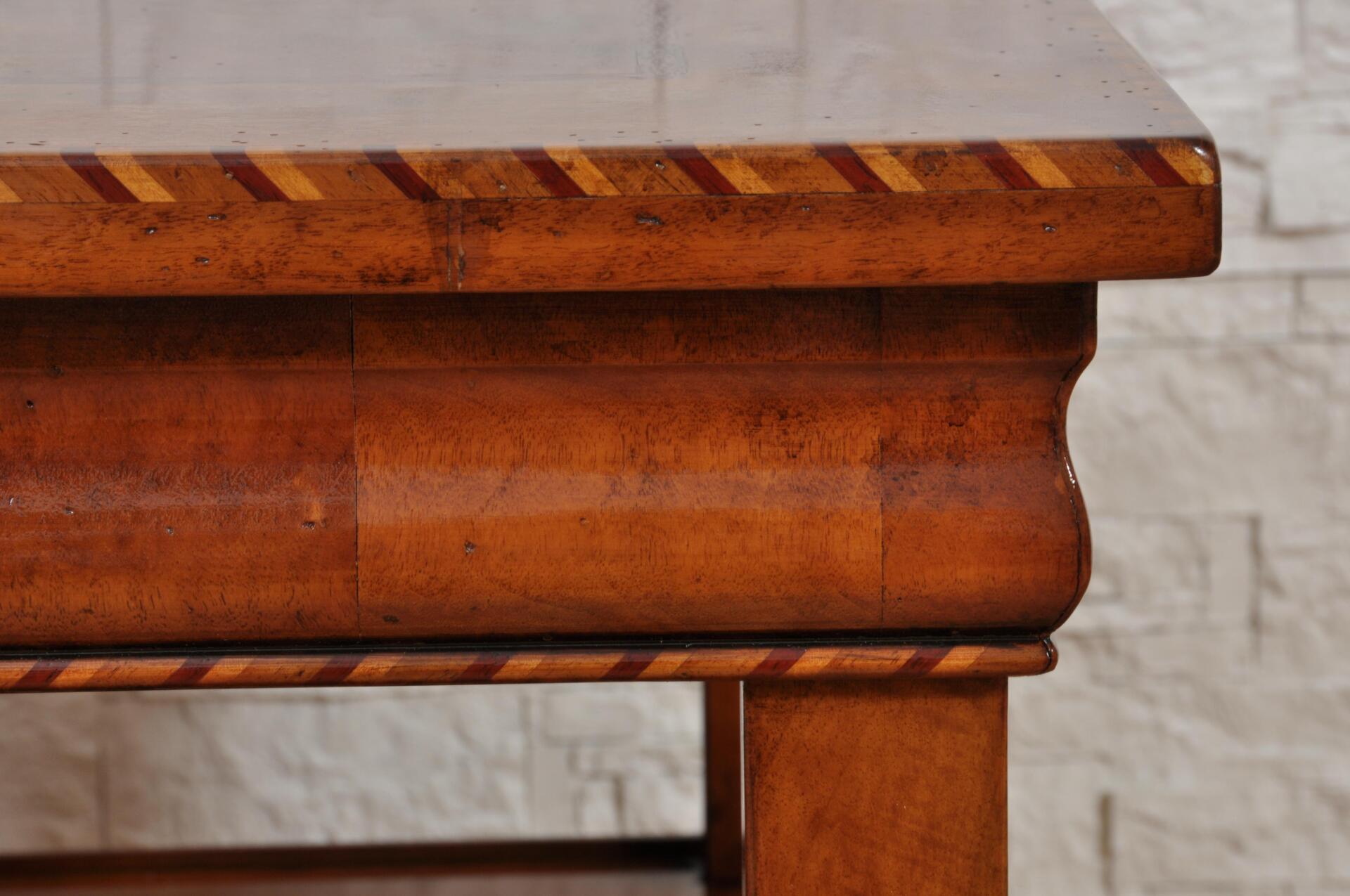 tavolo da salotto rettangolare di produzione made in italy artigianale su misura con intarsi pregiati ed esotici di acero palissandro e ebano