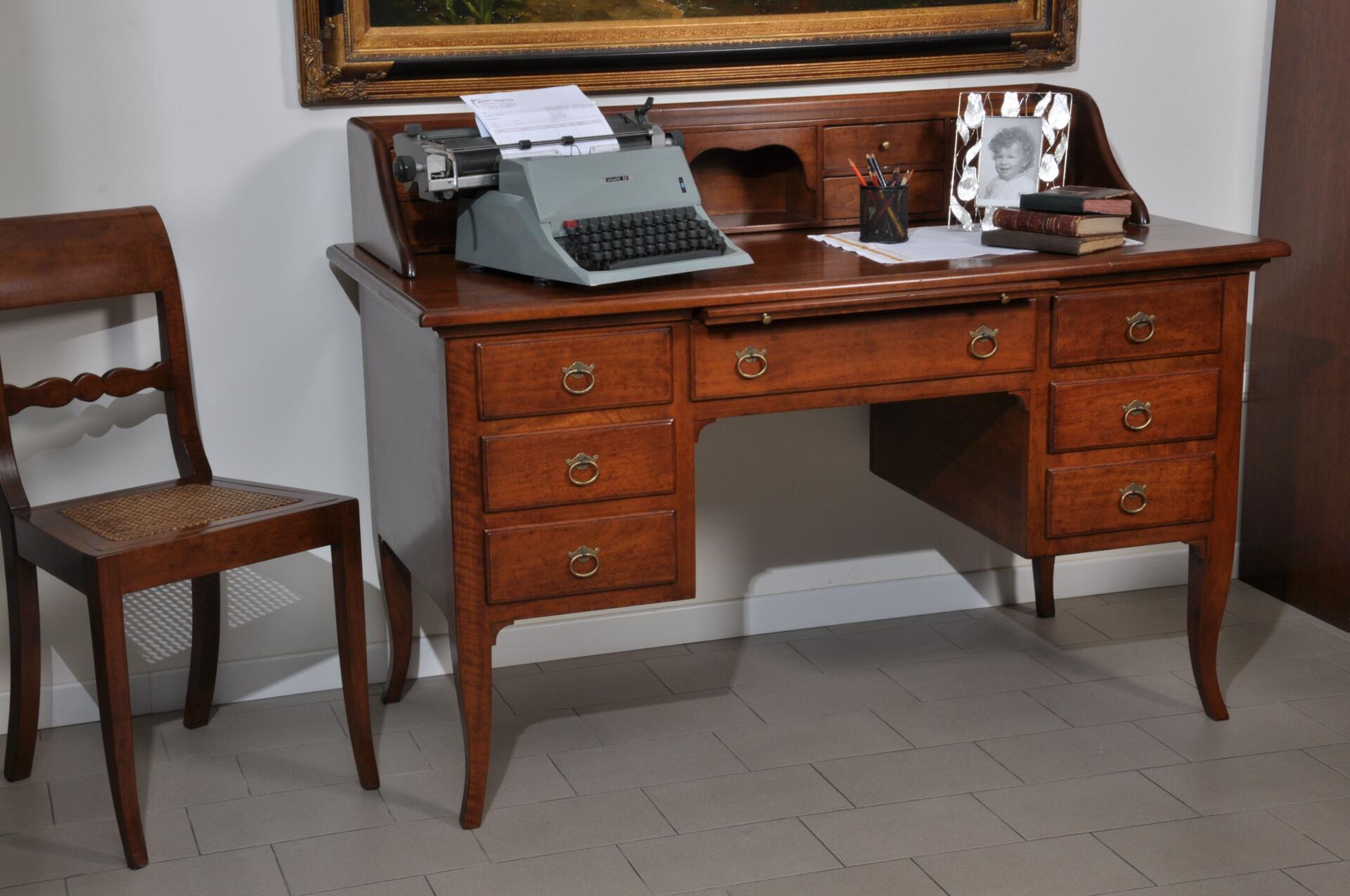 scrivania con gambe a sciabola realizzata su misura in essenza di noce massello con sette cassetti e gambe a sciabola stile asolano veneto