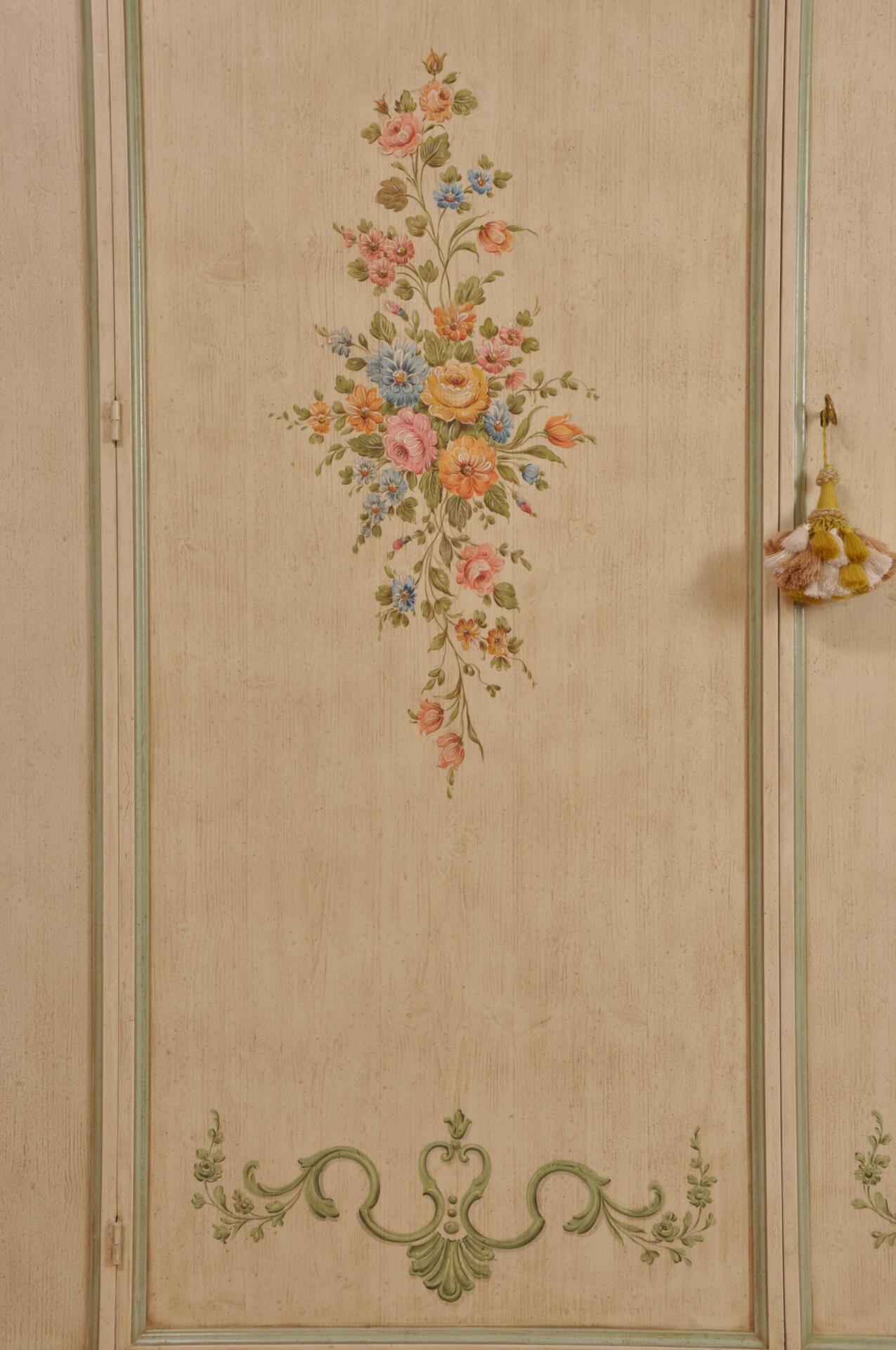 ante laccate in beige con decorazioni di fiori in policromia armadio costruito e dipinto dentro il laboratorio di alta ebanisteria vangelista mobili 1960