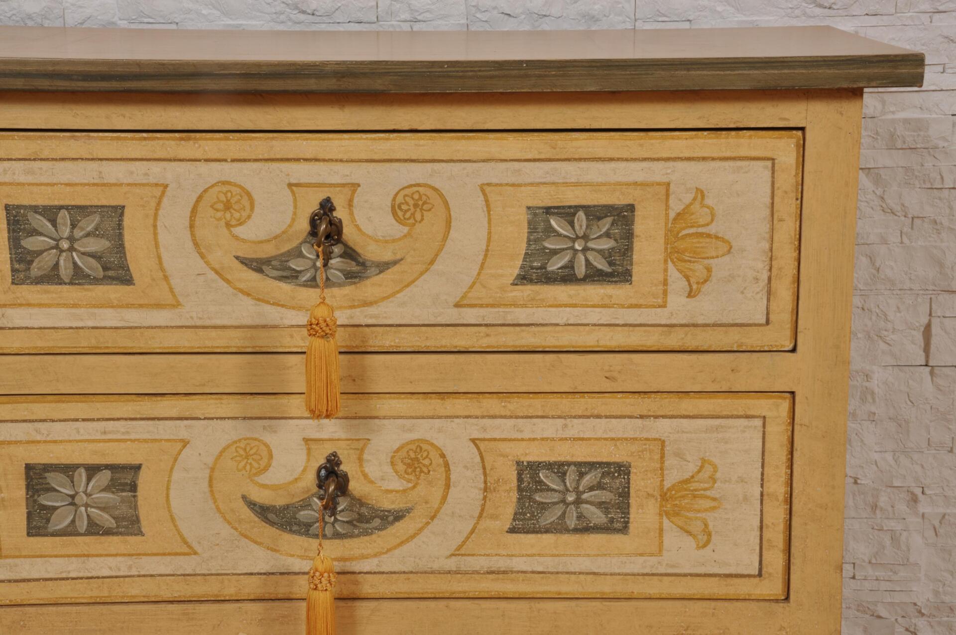 pregiata decorazione dei cassetti del comò in stile luigi XVI color giallo e beige realizzata artigianalmente e riproducibile su misura