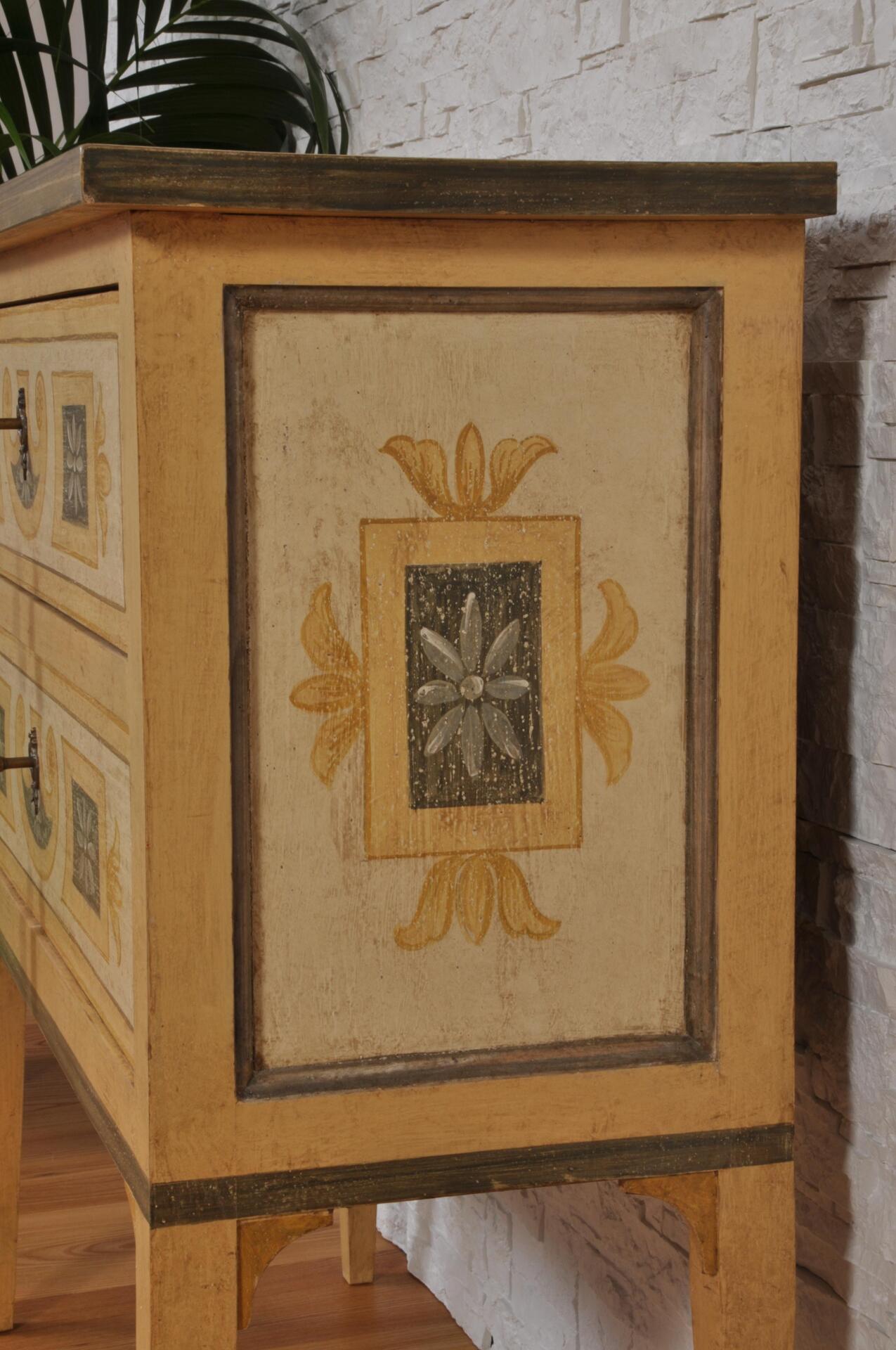 fianco lavorato a mano con telaio e pitture con fiori a motivi geometrici in stile classico luigi XVI