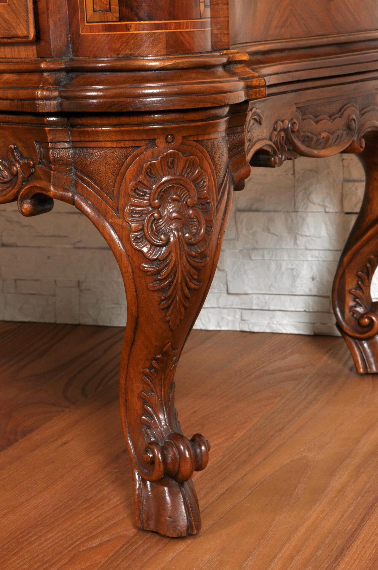 gambe sagomate e scolpite in noce massello in stile settecento veneziano lavorazione artigianale dell’ebanisteria veneziana del XVIII secolo