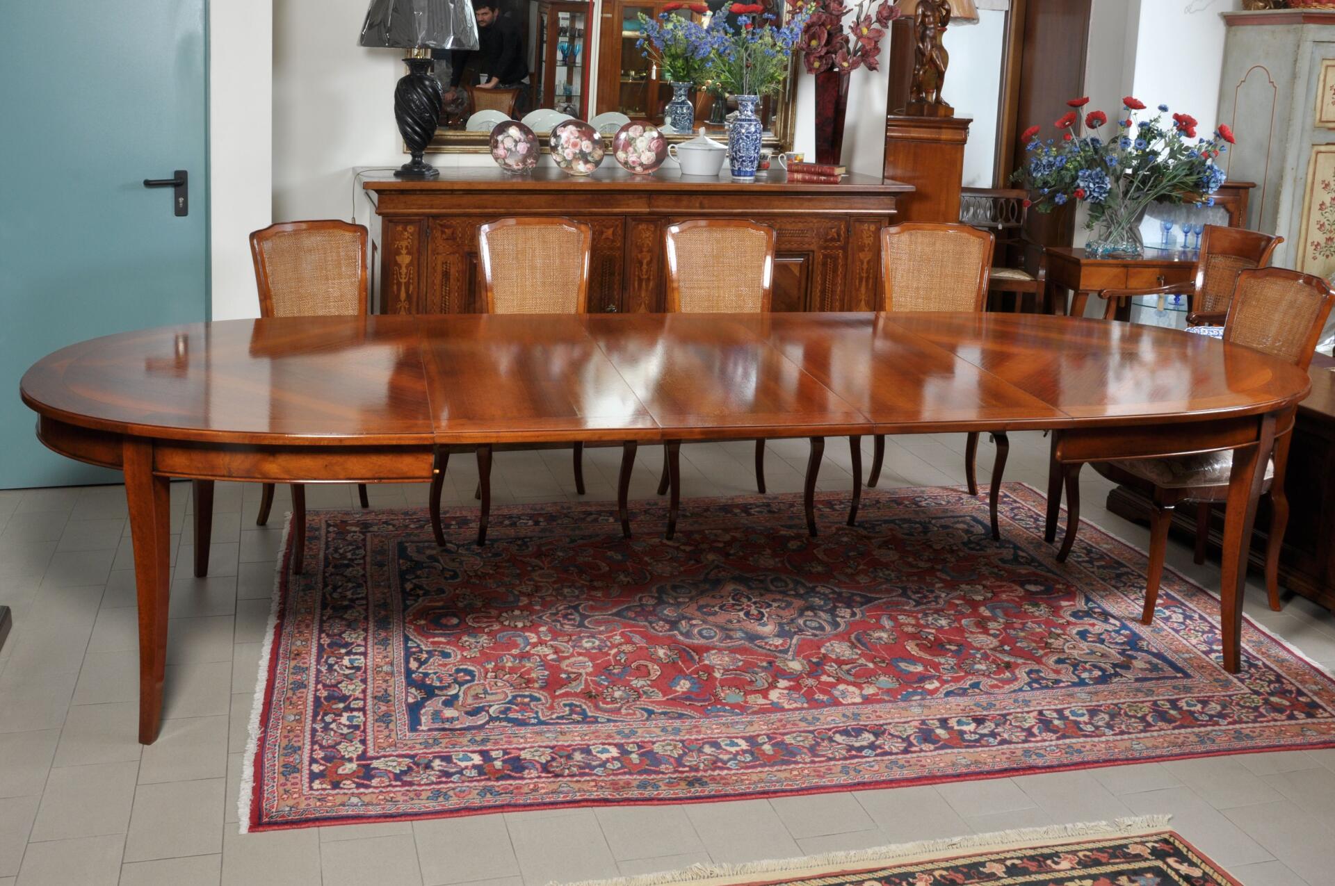 riproduzione tavolo ovale intarsiato in legno di noce realizzabile su misura arredo made in Italy abbinabile in saloni e soggiorni di case di lusso importanti residenze e prestigiose dimore