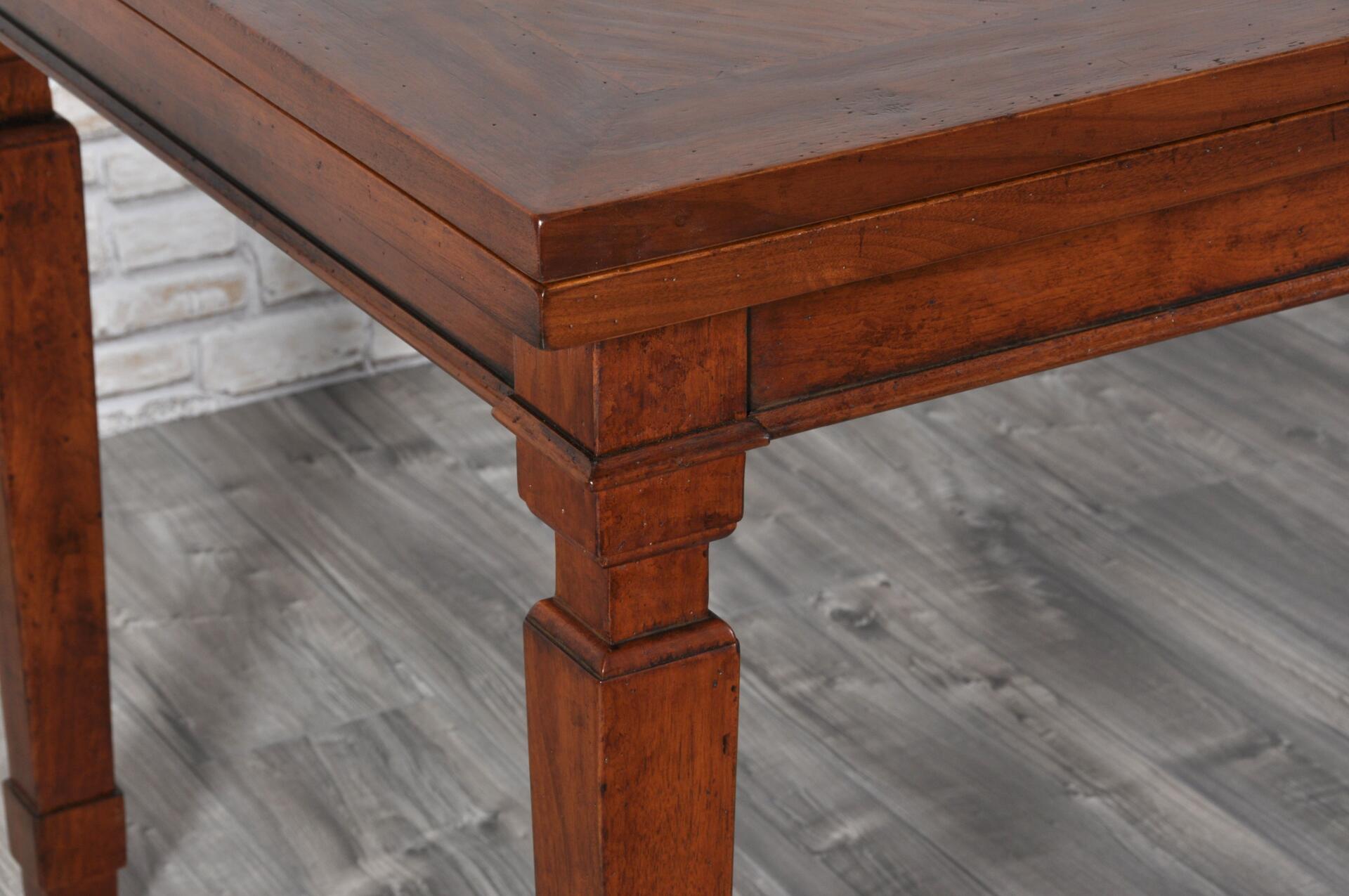 gambe del tavolo prodotto dall’arredo originale in stile Luigi XVI periodo fine del 700 fatte a mano e personalizzabili su misura