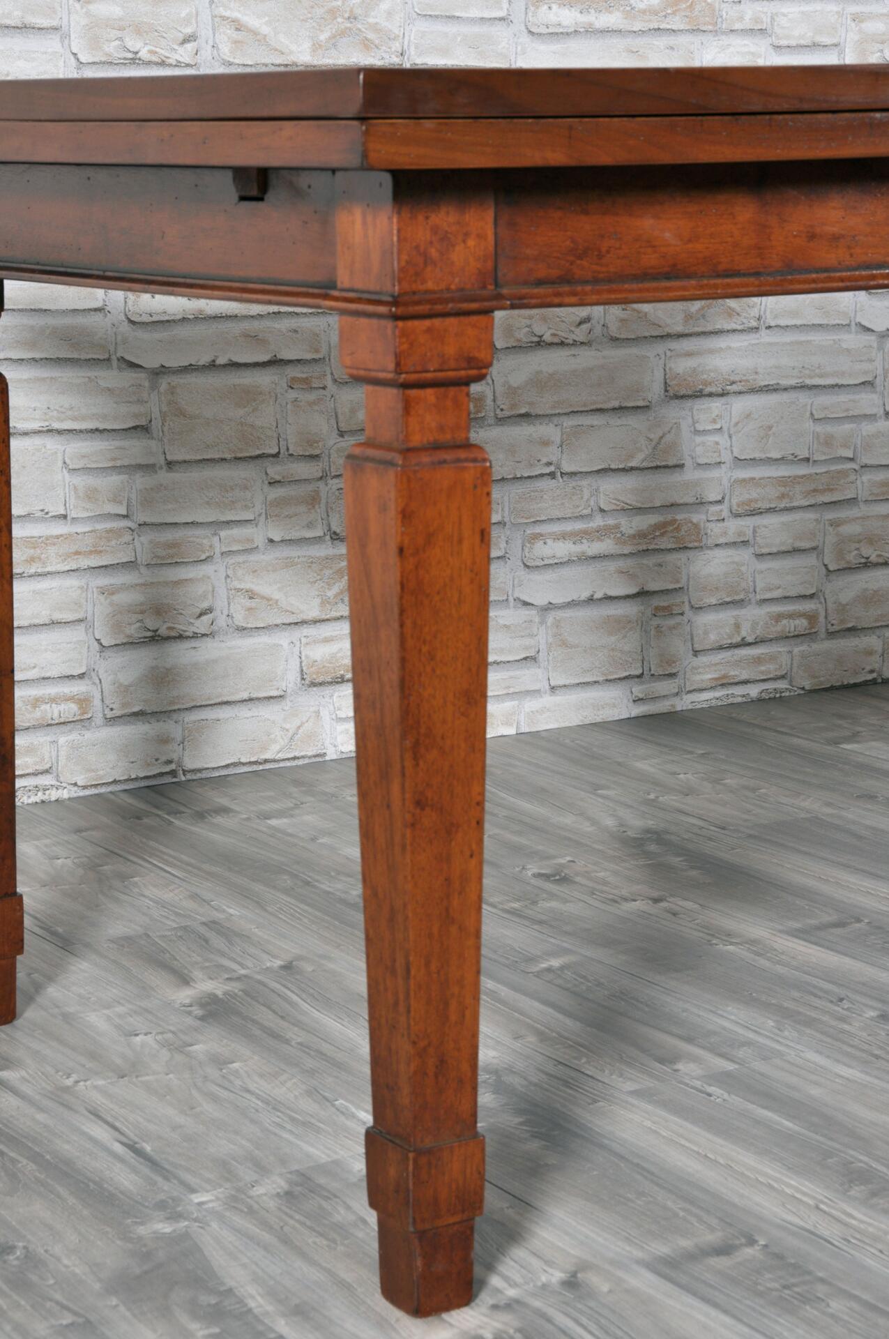 gambe a spillo prodotte in stile Luigi XVI del tavolo allungabile intarsiati, lavorazioni fatte a mano di realizzazione made in Italy