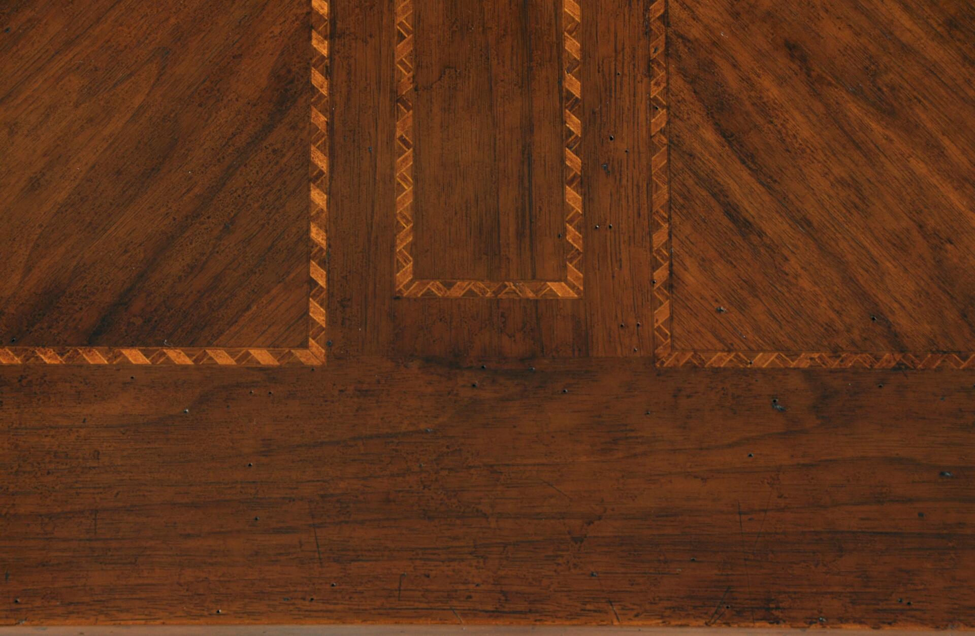 intarsio in acero, palissandro e ciliegio a forma di rombo in legni pregiati esotici, spessore grosso di 4 millimetri lastronato a mano