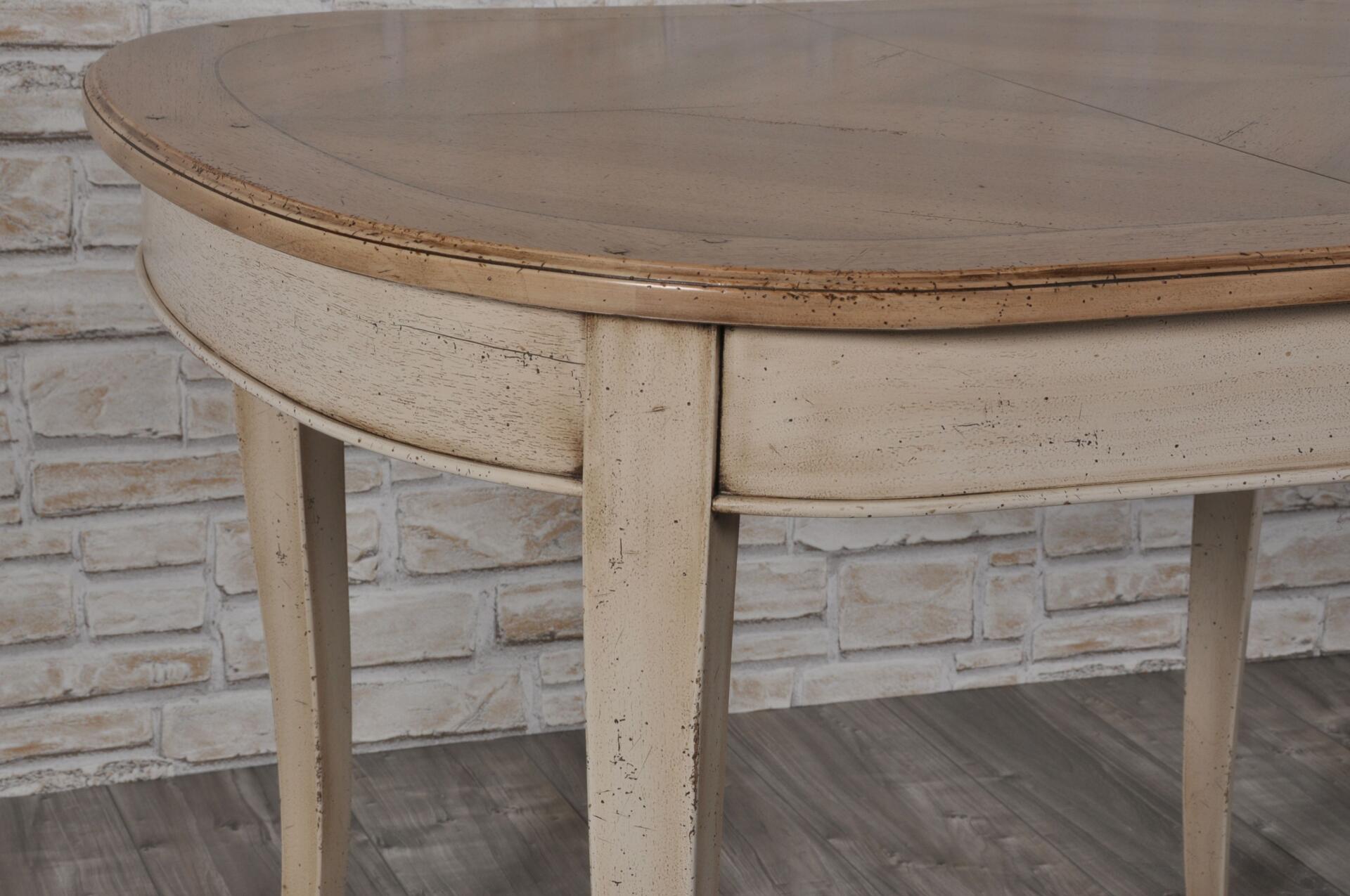tavolo di lusso ovalino riprodotto a mano arredo made in Italy con le gambe mosse e sagomate a sciabola realizzato in legno pregiato di noce massello