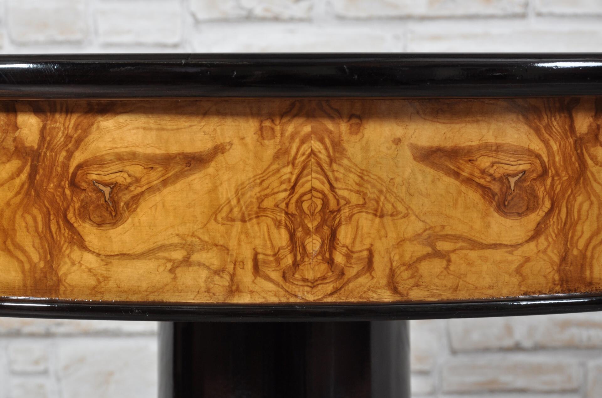tavolo di lusso riproduzione made in Italy realizzato nel laboratorio vangelista mobili 1960 con fascia pregiata radica di olivo con profilo laccato nero lucido