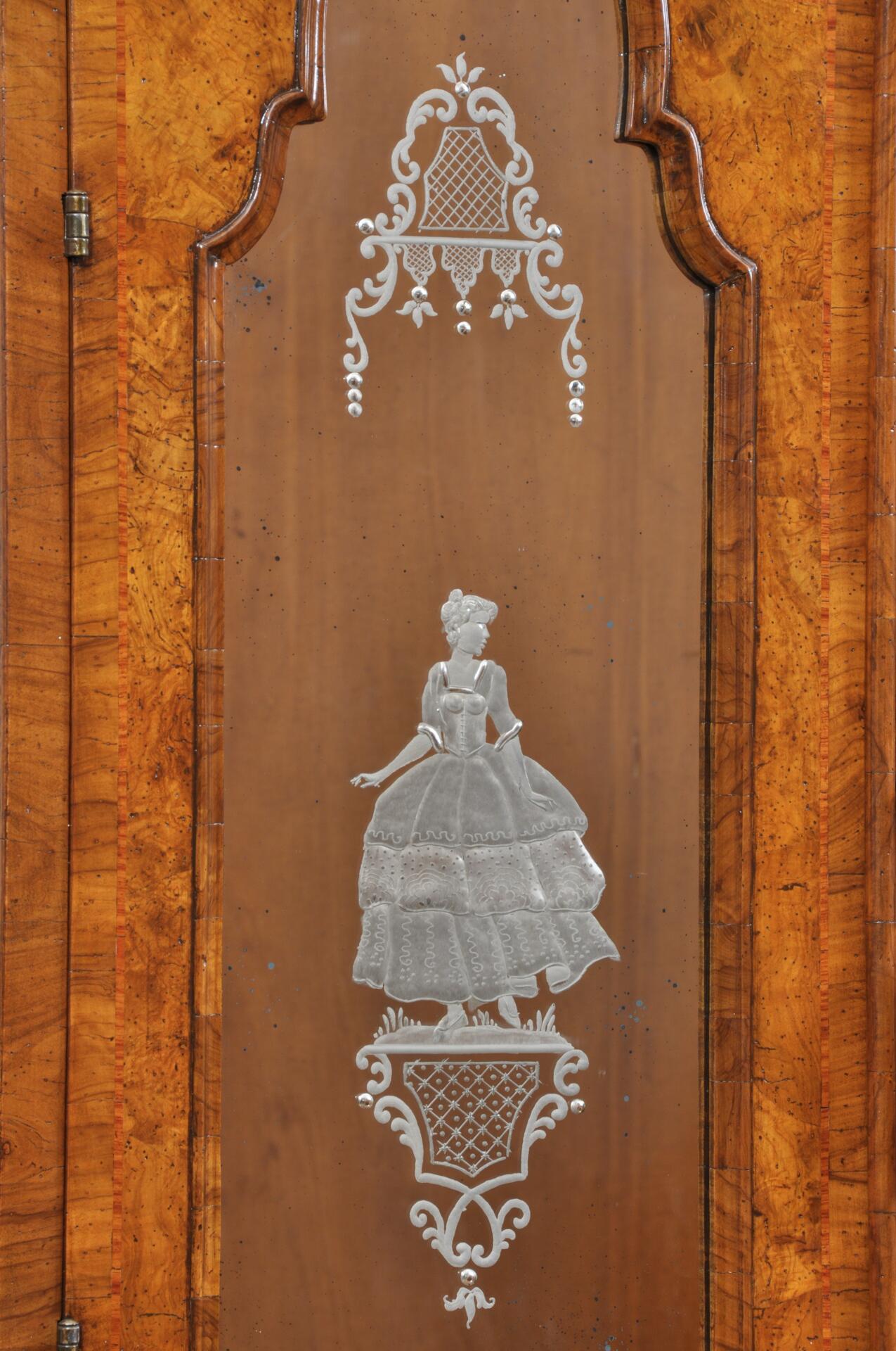 anta del trumeau sagomata in essenza di noce con specchio inciso a mano su lastra di argento con disegni di nobili del 700 barocco veneziano riproduzione artigianale e made in italy di lusso
