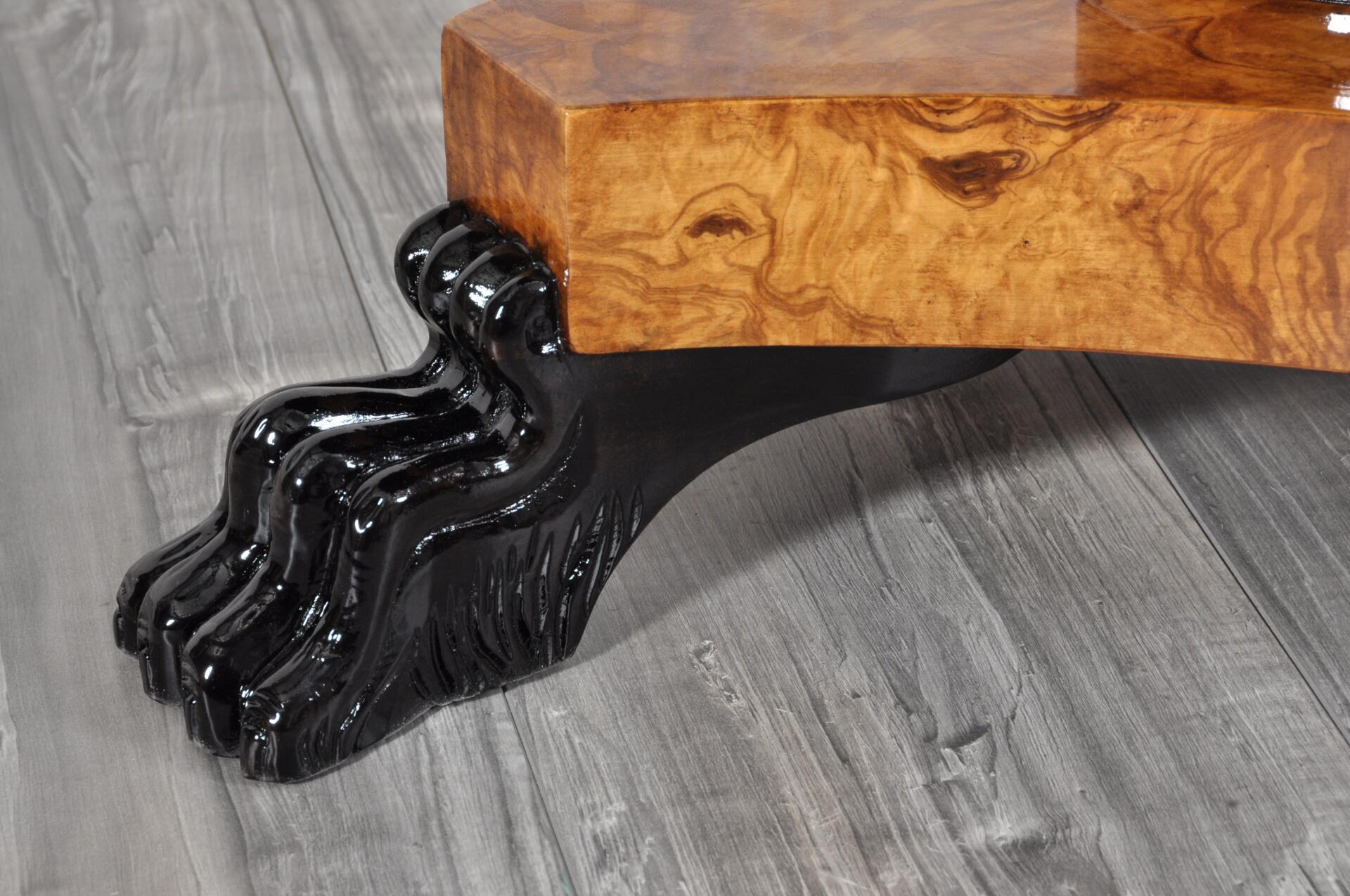 tavolo rotondo in stile transizione costruito dall’originale fine del settecento con gambe di sostegno ferine scolpite e intagliate a mano da un pezzo di tiglio massello