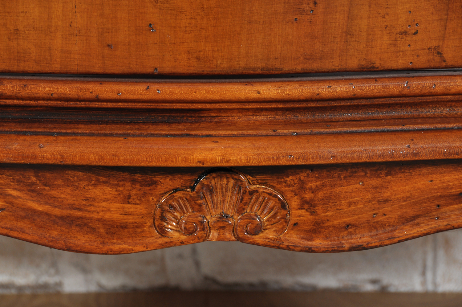 cristalliera vetrinetta veneziana in stile classico del 1700 arredo di lusso mosso e sagomato realizzato come il manufatto originale risalente alla metà del 700 con le 4 gambe alte sagomate e scolpite a mano