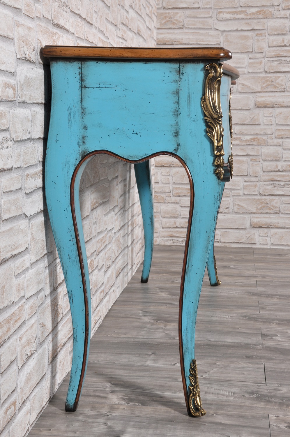 il brand artigianale di lusso Vangelista ha realizzato la consolle bombata in stile francese Luigi XV laccata bicolore turchese con piano in ciliegio accessori in bronzo fatti a mano