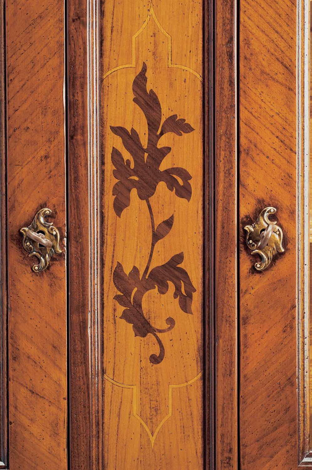 riproduzione armadio intarsiato e lastronato con legni pregiati realizzato a mano su misura in stile 1700 piemontese