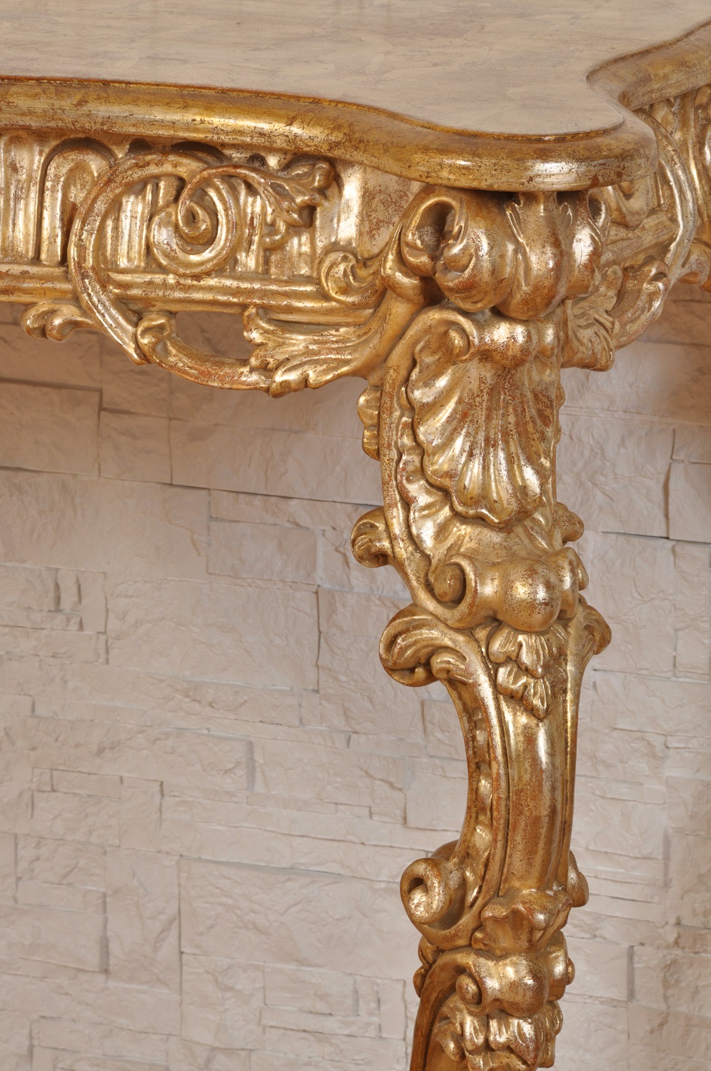 riproduzione consolle del 700 barocco veneziana sagomata e riccamente intagliata a mano nello stile classico settecento veneziano realizzabile su misura e mobile made in italy di lusso
