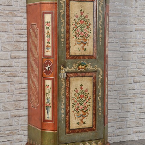 armadio decorato tirolese per case e residenze di lusso di montagna riprodotto ad una anta su misura come il modello originale del 600 con pitture di barocchi e fiori