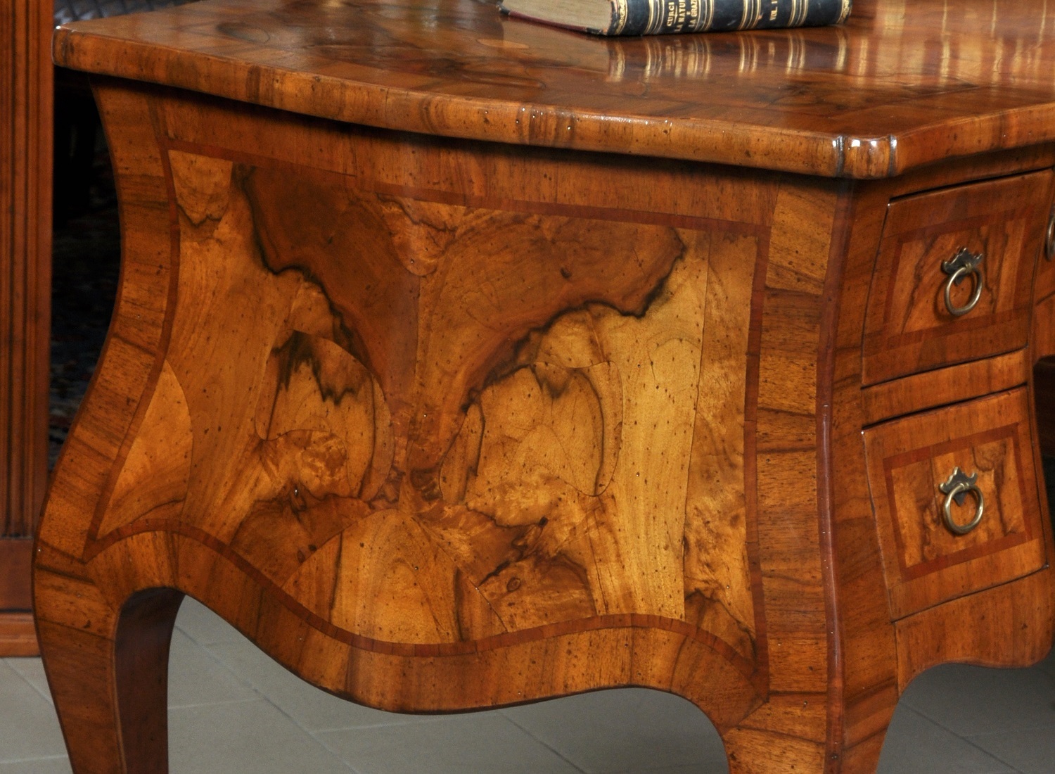 shaping of the rough side and inlaid in walnut and burl and bois de rose fine workmanship made in Italy desk of the eighteenth century Venetian baroque produced in the laboratory of luxury brad Vangelista
