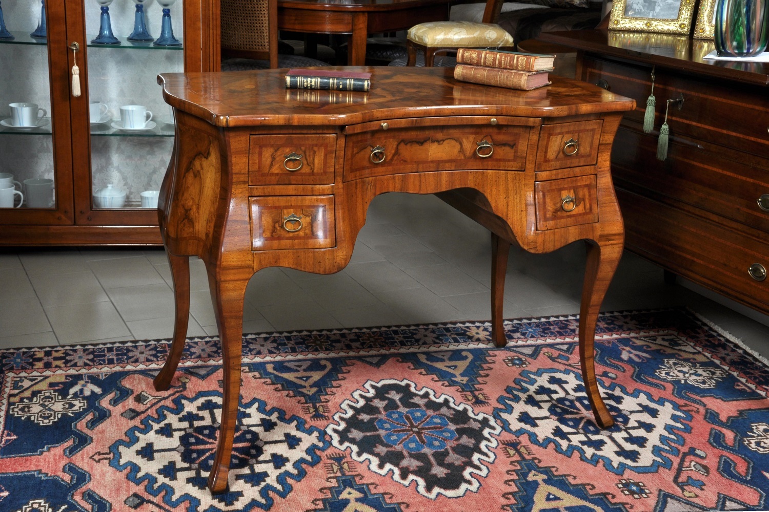 important Venetian desk of 1700 moved and shaped with inlays in walnut briar reproduction made in Italy of the original model