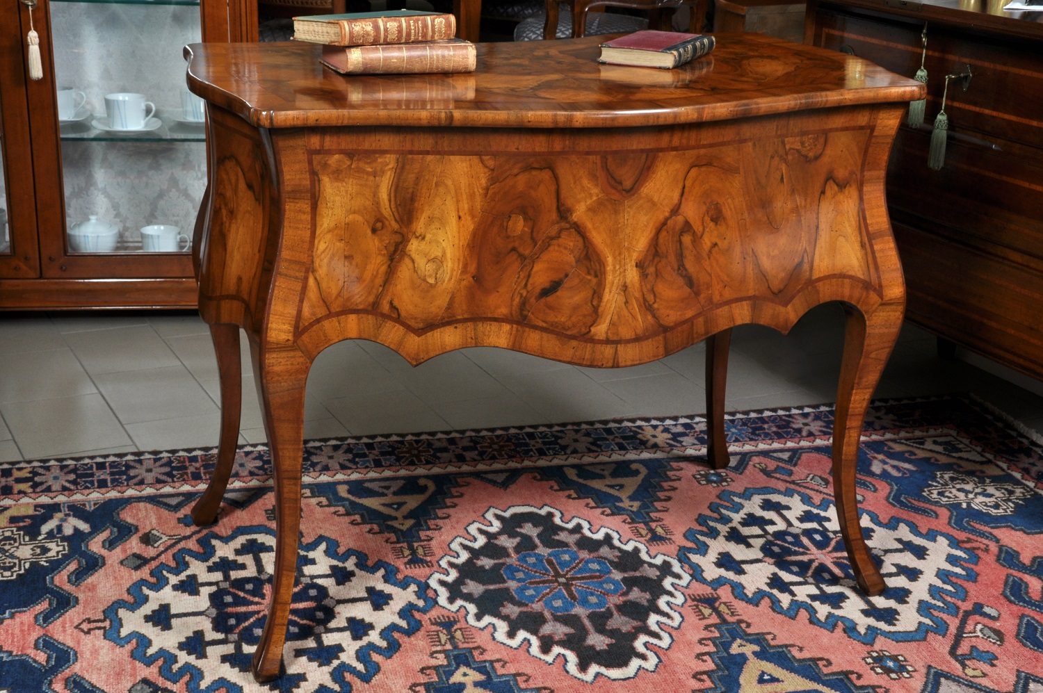 luxury desk inlaid with walnut and briar made to measure with 5 drawers from the made in Italy brand Vangelista Mobili shaped and rough furniture made in italy